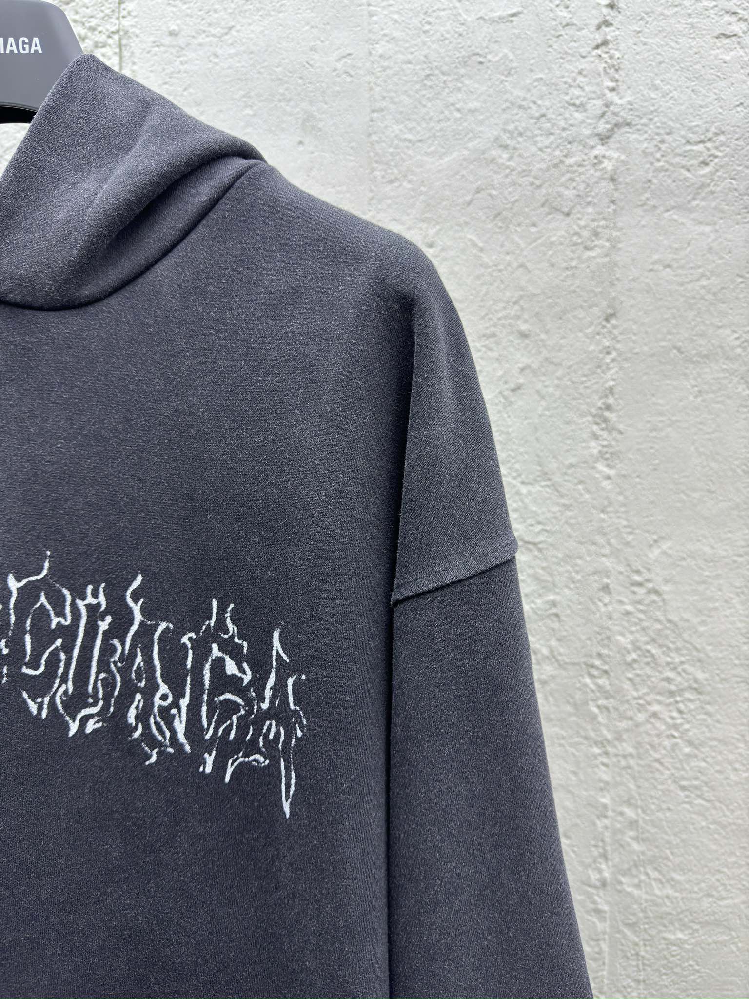 Balenciaga 梵文水洗帽衫 5