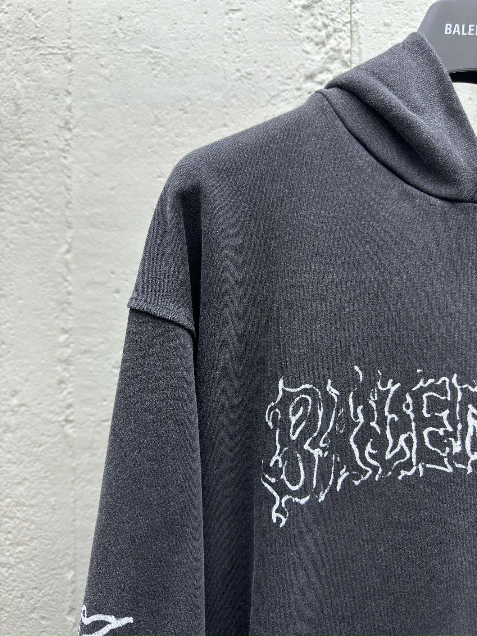 Balenciaga 梵文水洗帽衫 4