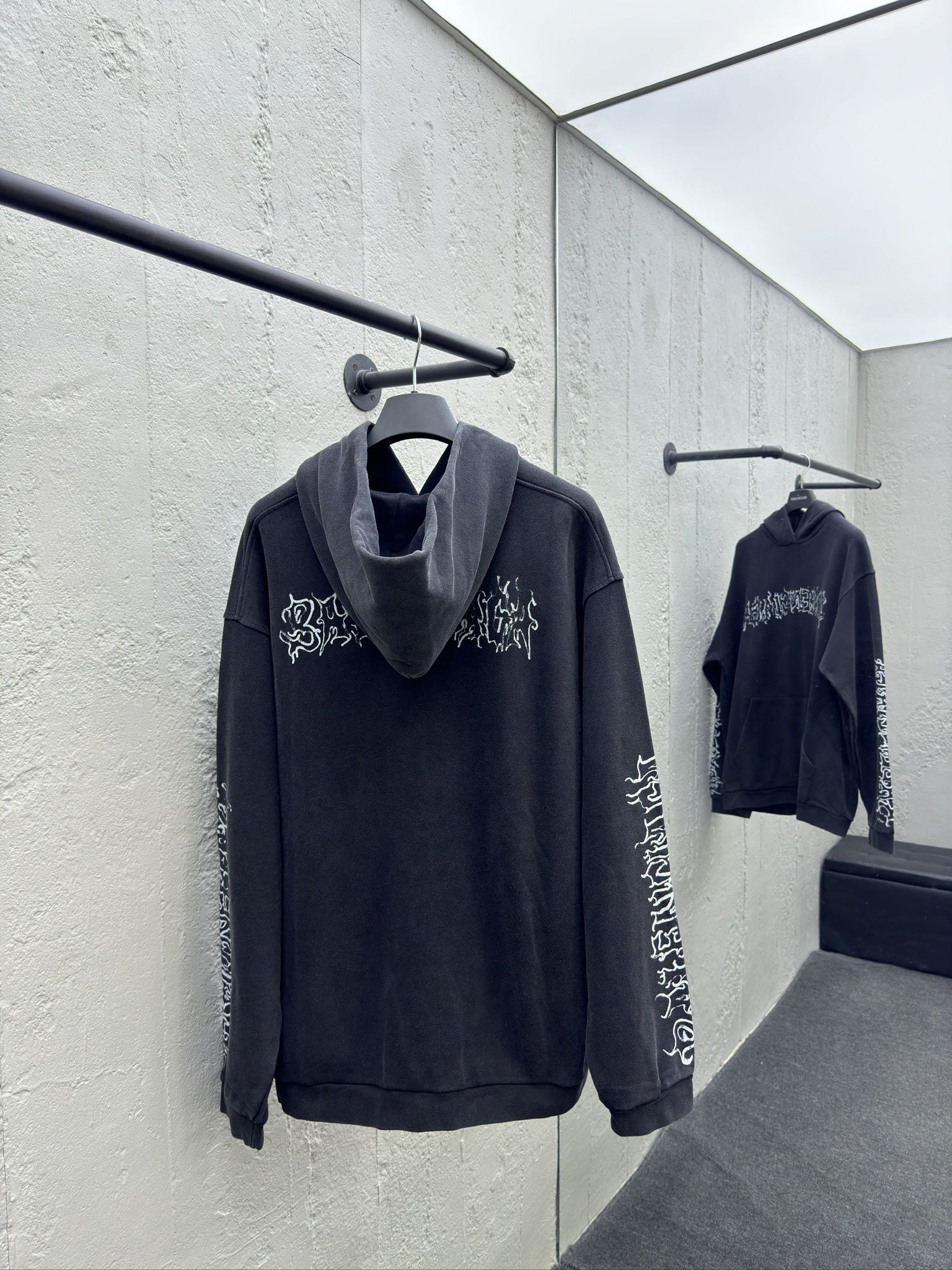 Balenciaga 梵文水洗帽衫 2