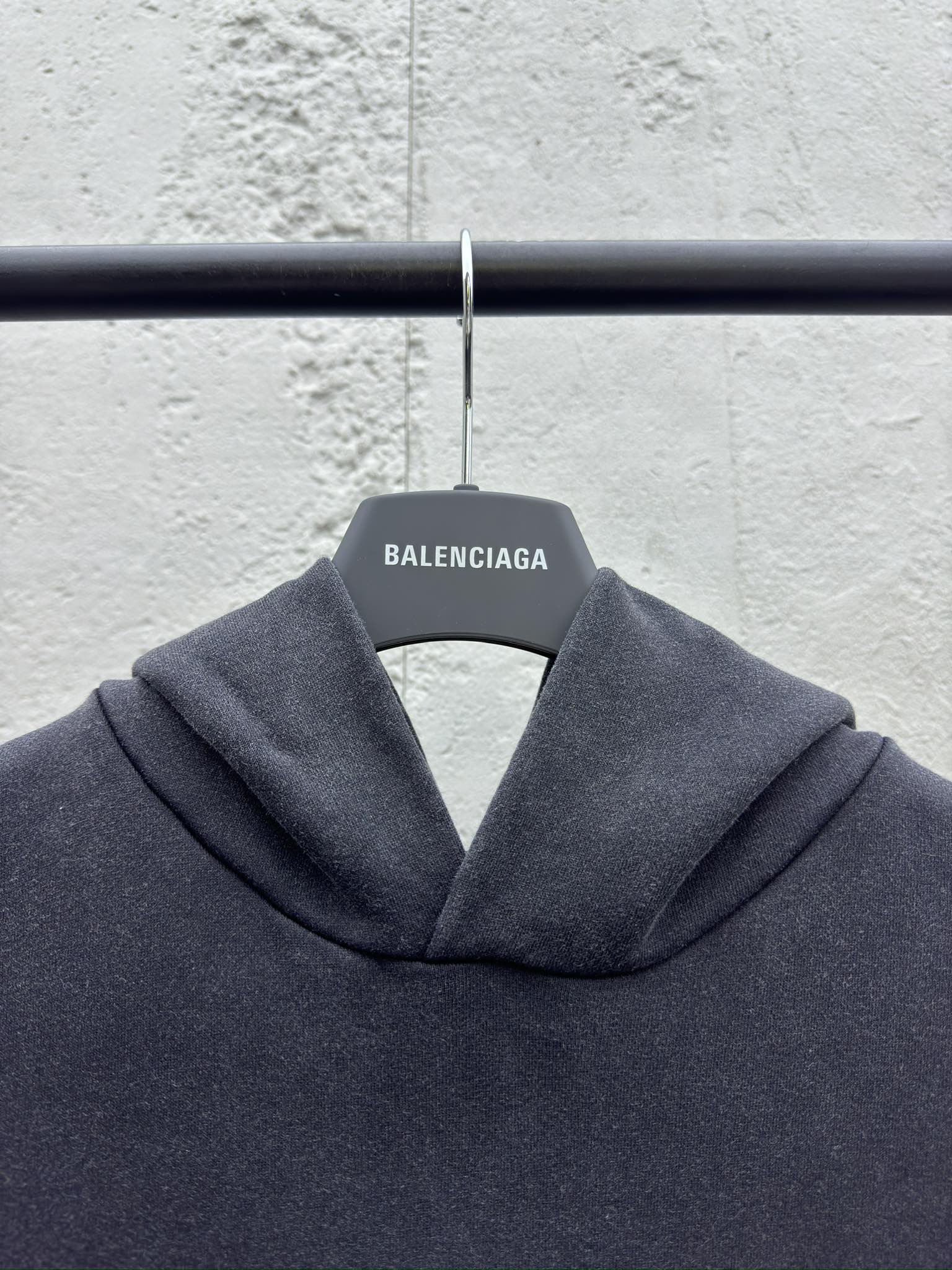 Balenciaga 梵文水洗帽衫 3