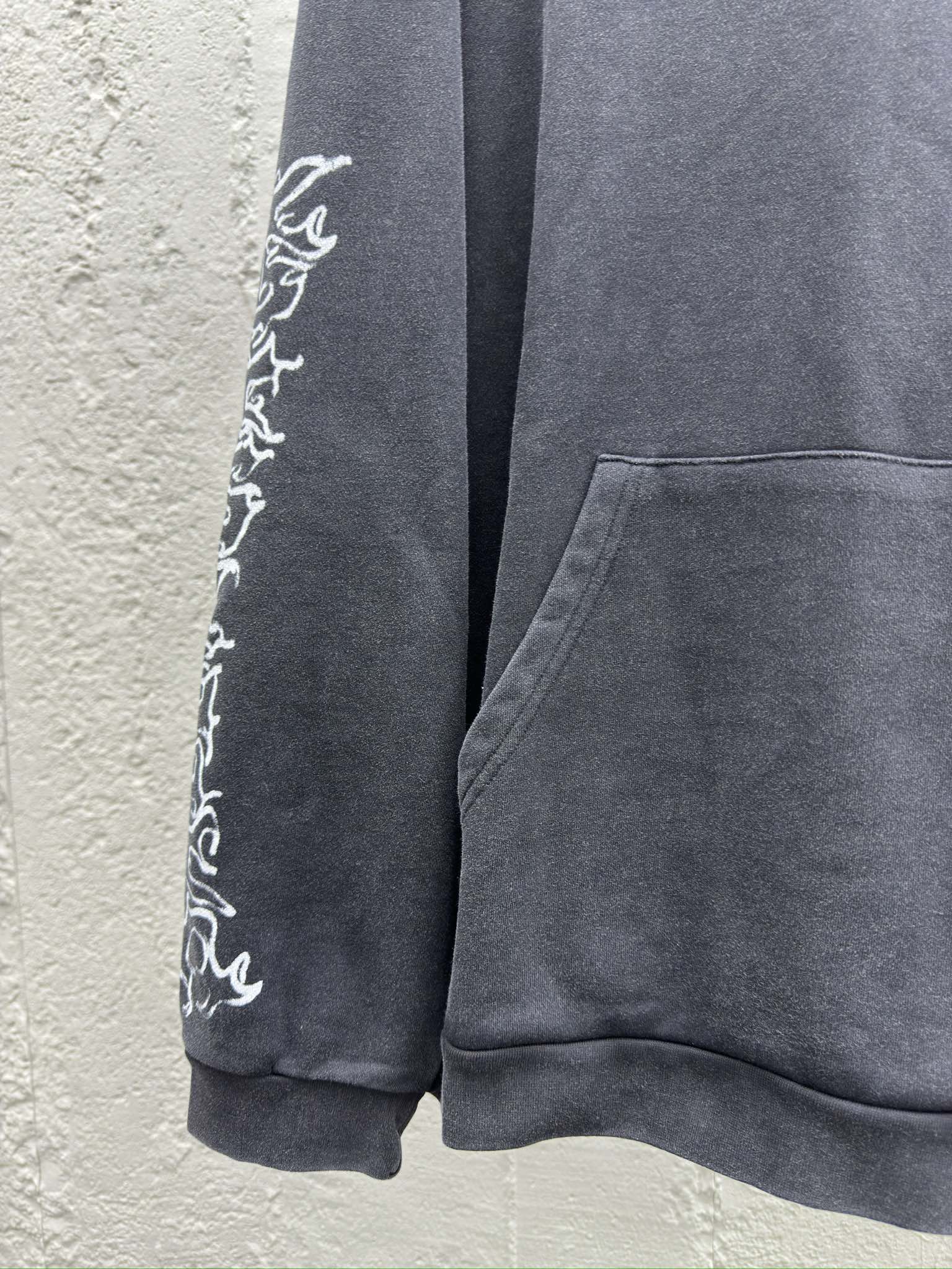 Balenciaga 梵文水洗帽衫 6