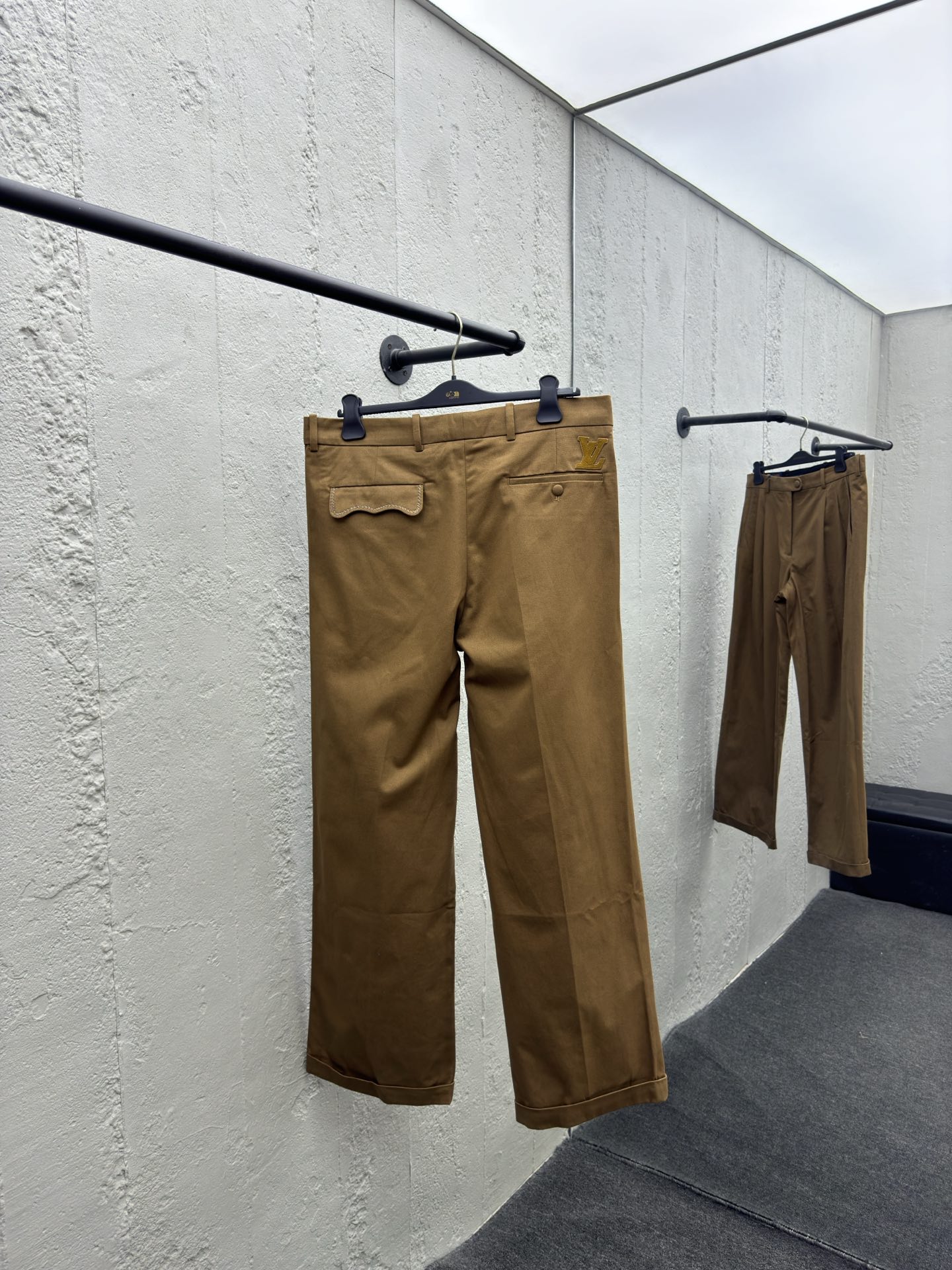LOUIS VUITTON 手工缝线皮章长裤 2