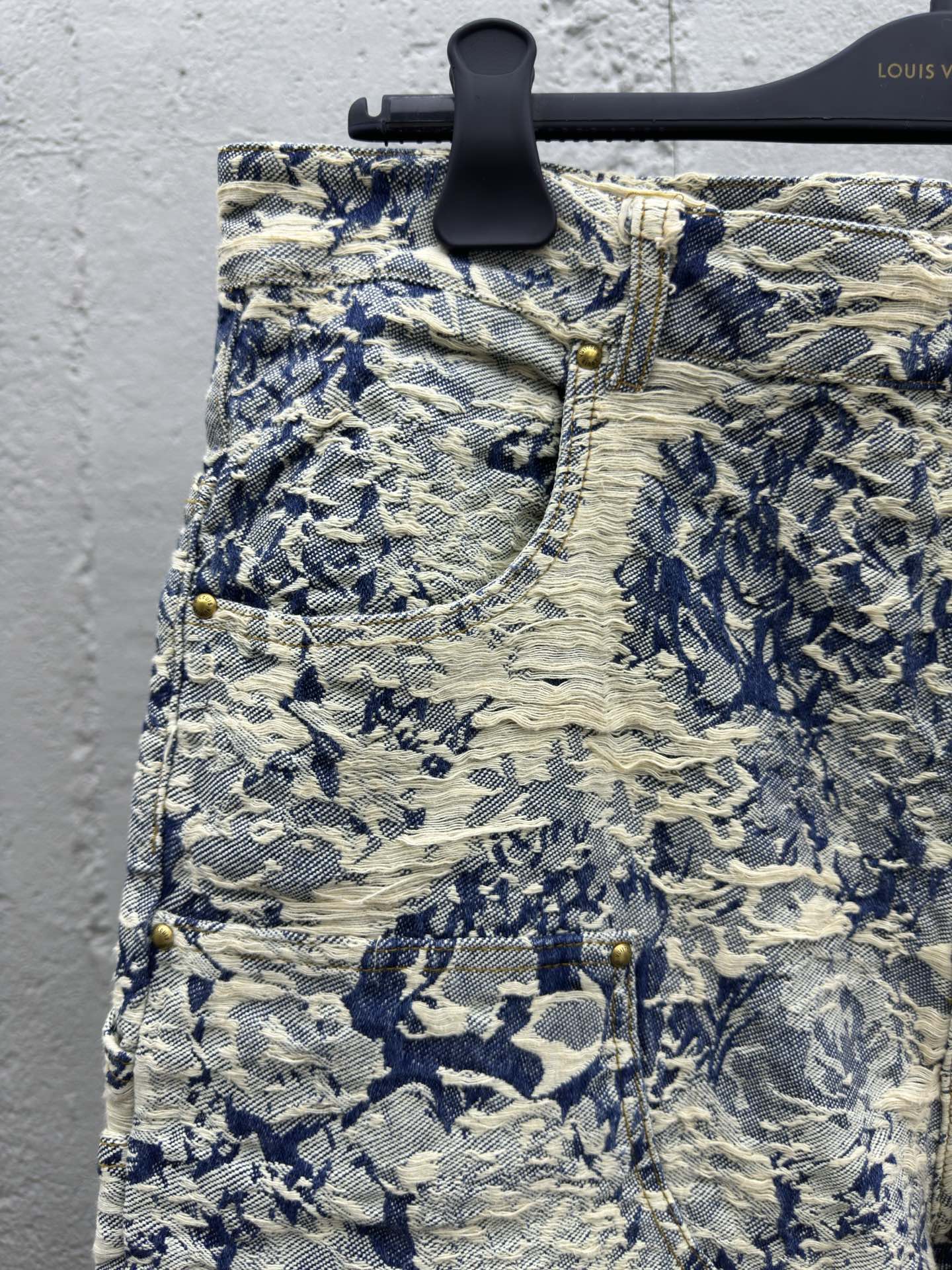 LOUIS VUITTON 剪花牛仔短裤 4