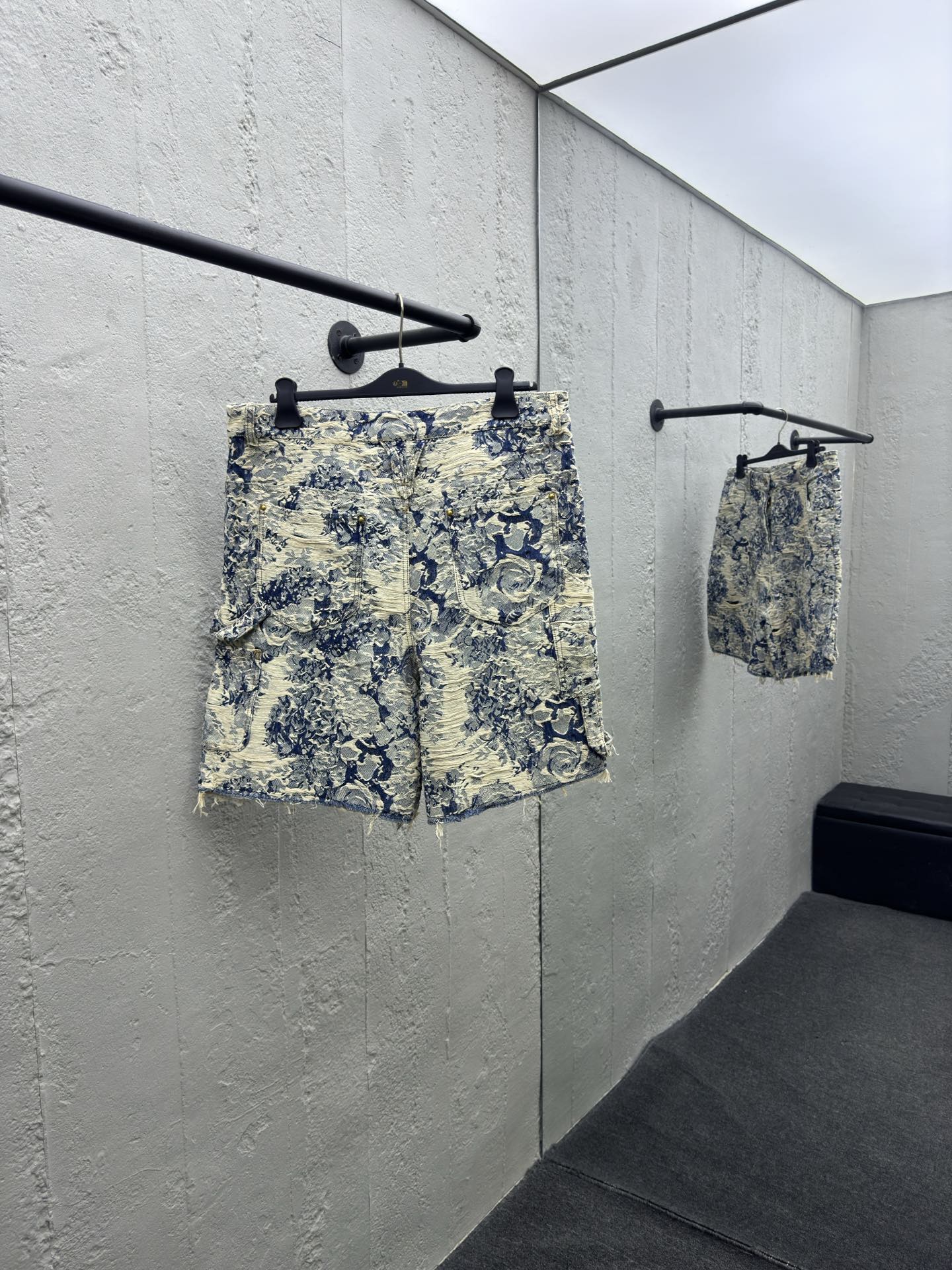 LOUIS VUITTON 剪花牛仔短裤 2