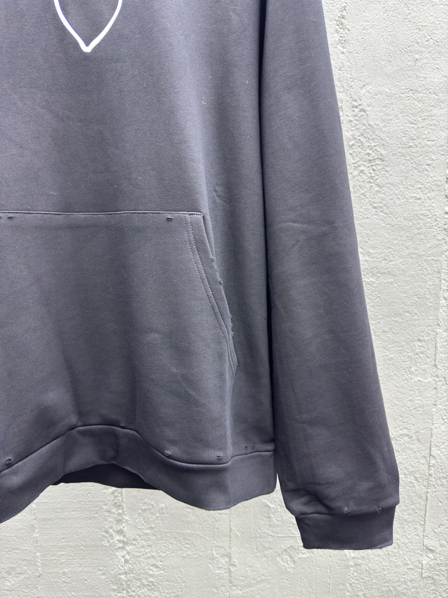 Balenciaga 水洗磨破爱心连帽卫衣 7