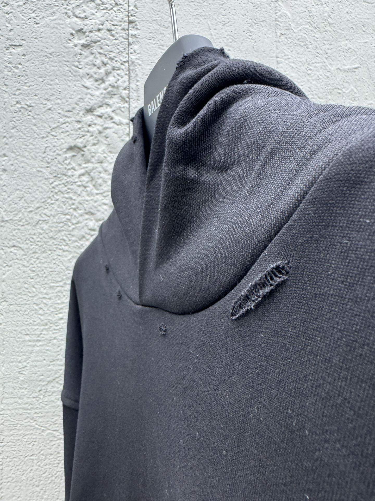 Balenciaga 水洗磨破爱心连帽卫衣 8
