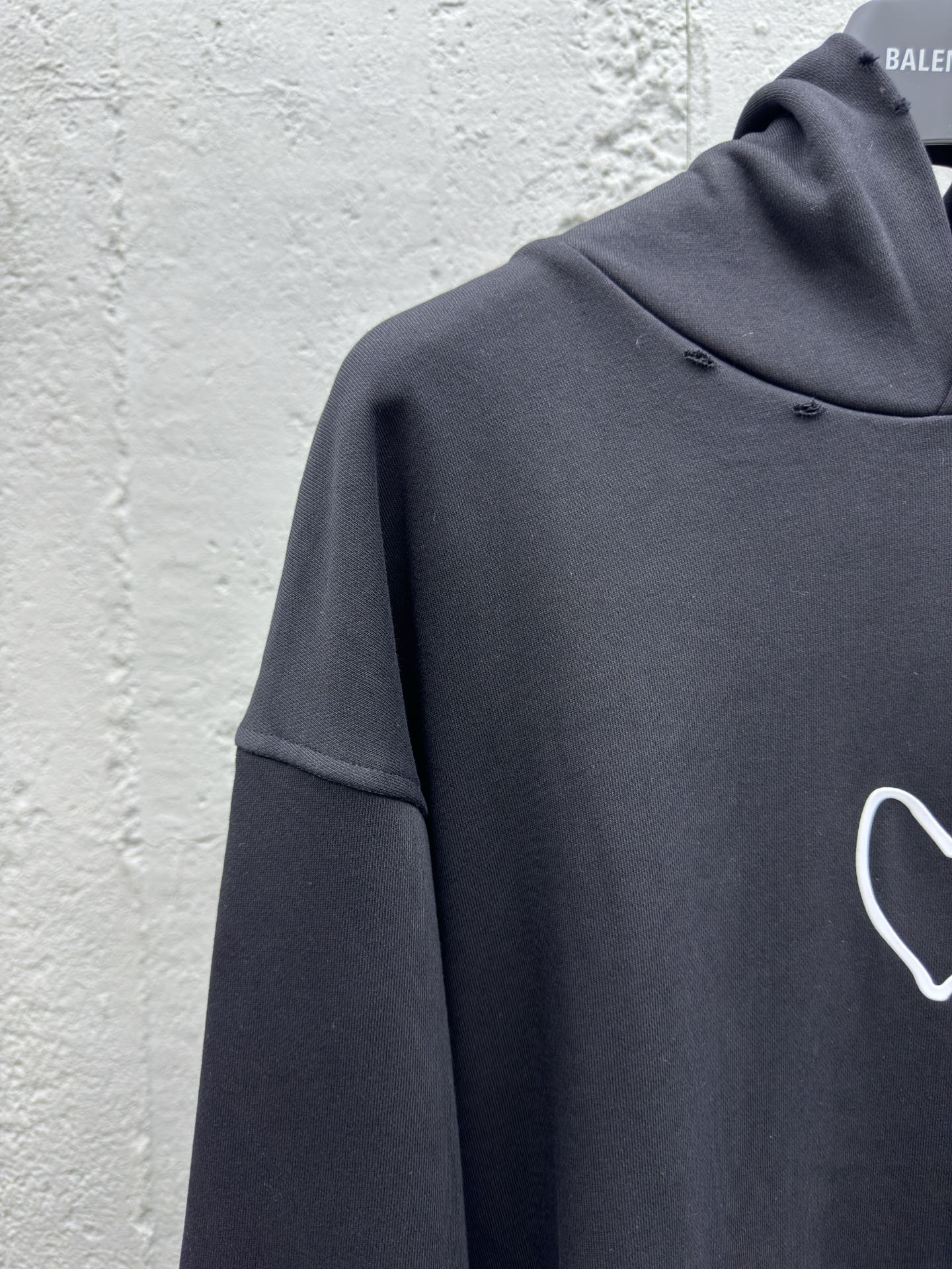 Balenciaga 水洗磨破爱心连帽卫衣 4