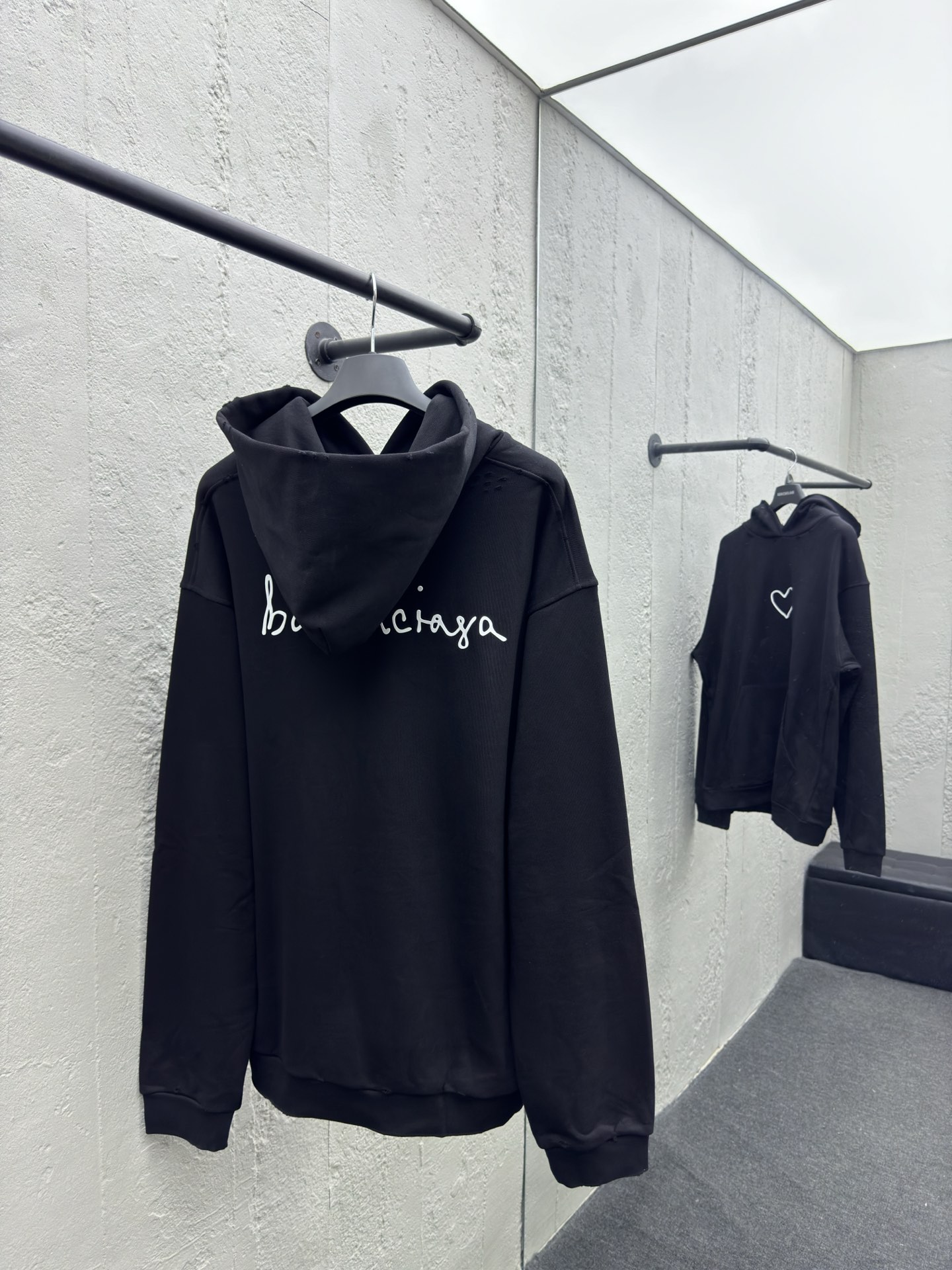 Balenciaga 水洗磨破爱心连帽卫衣 2