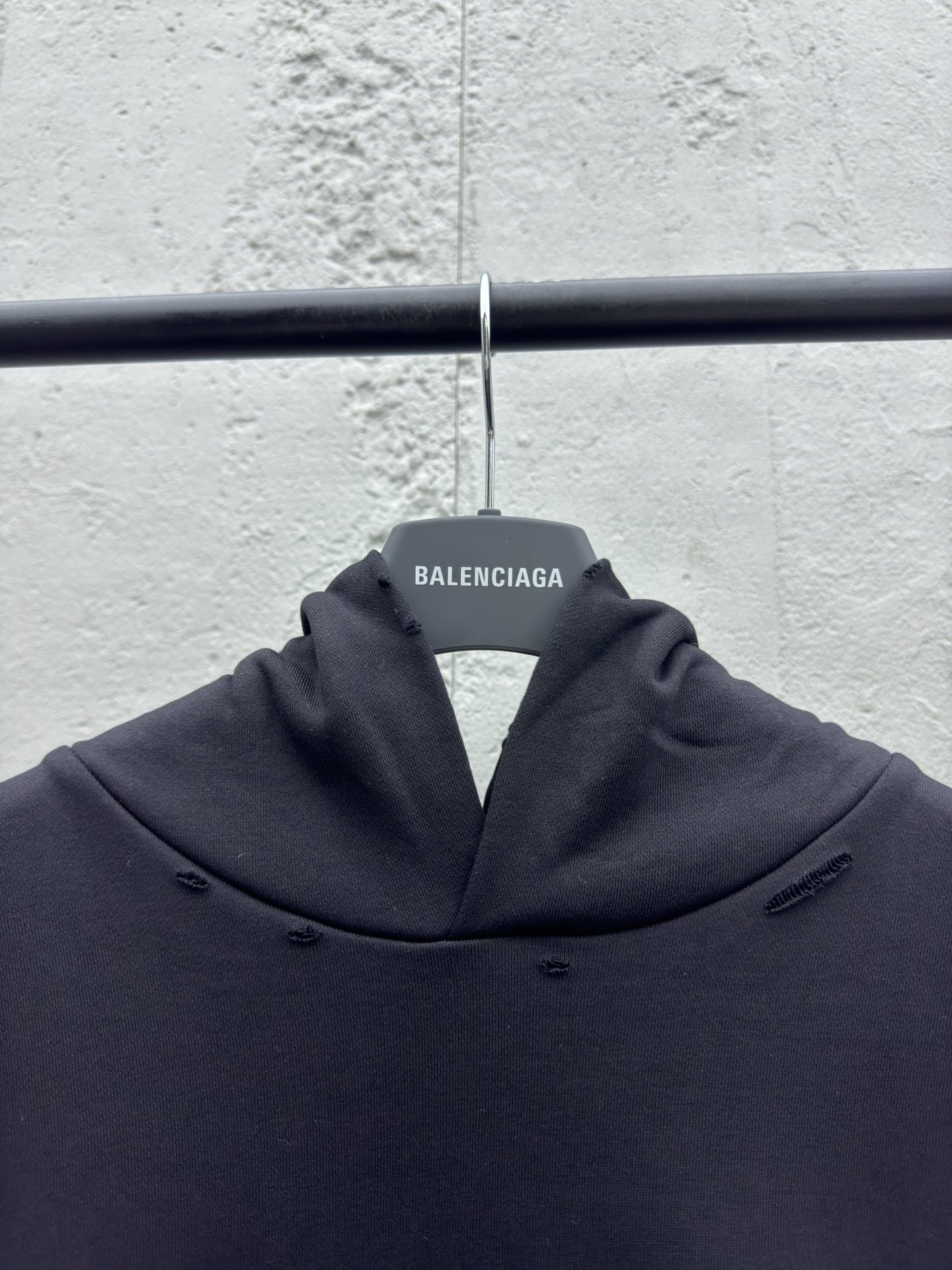 Balenciaga 水洗磨破爱心连帽卫衣 3