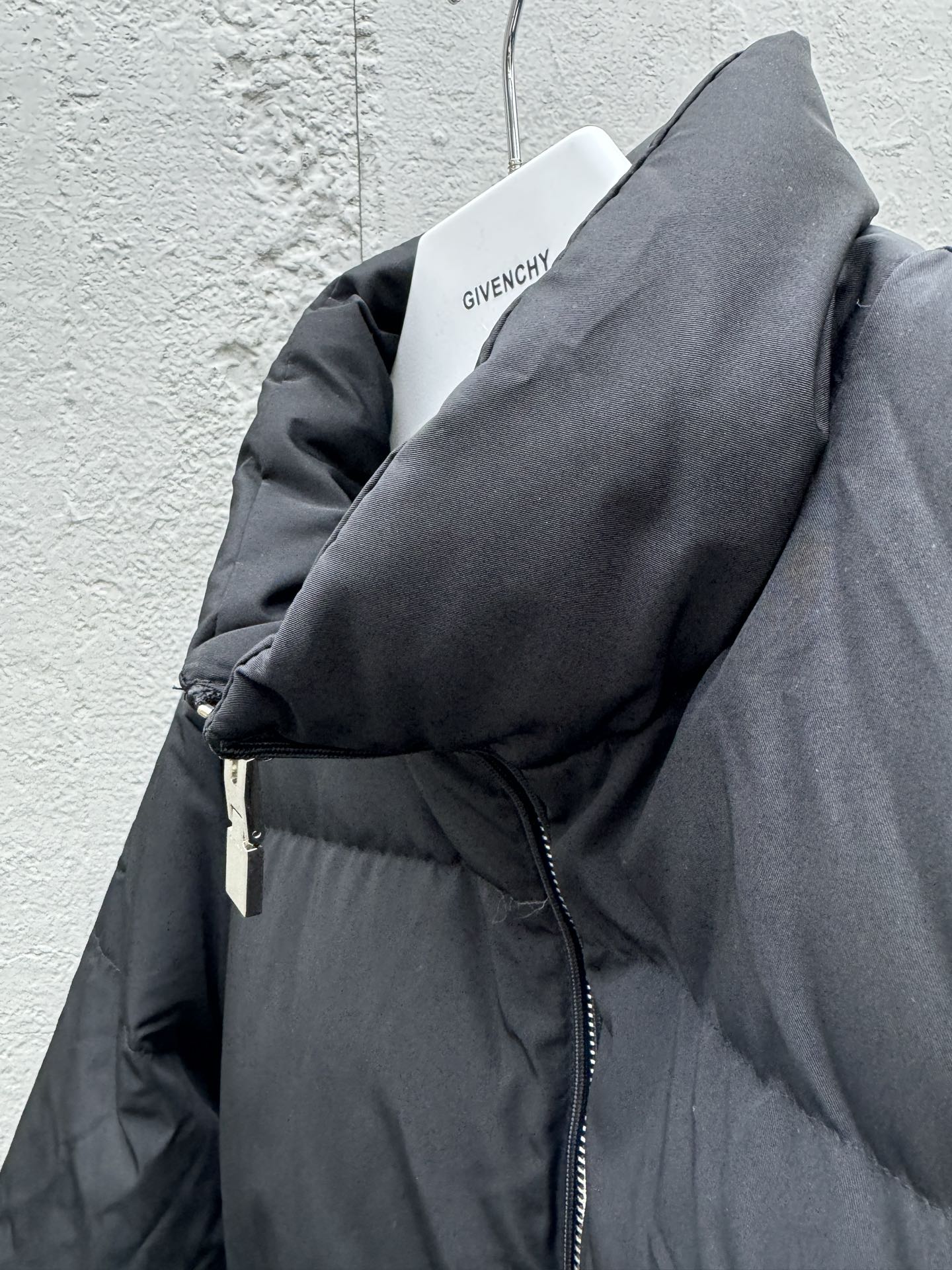 Givenchy 4G搭扣羽绒外套 8