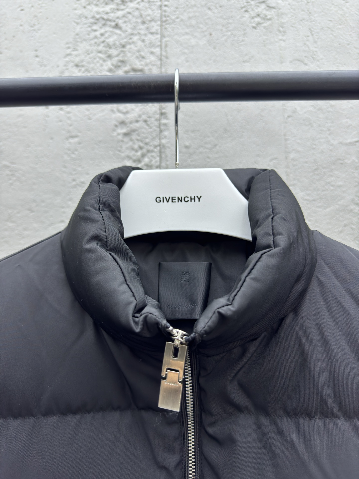 Givenchy 4G搭扣羽绒外套 3