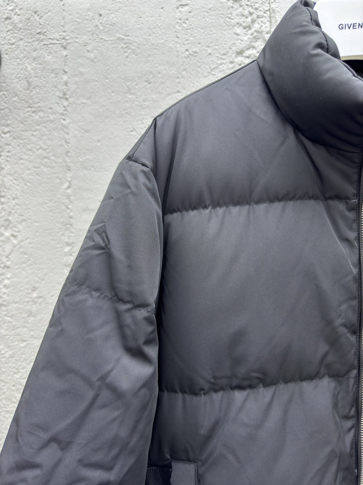 Givenchy 4G搭扣羽绒外套 4
