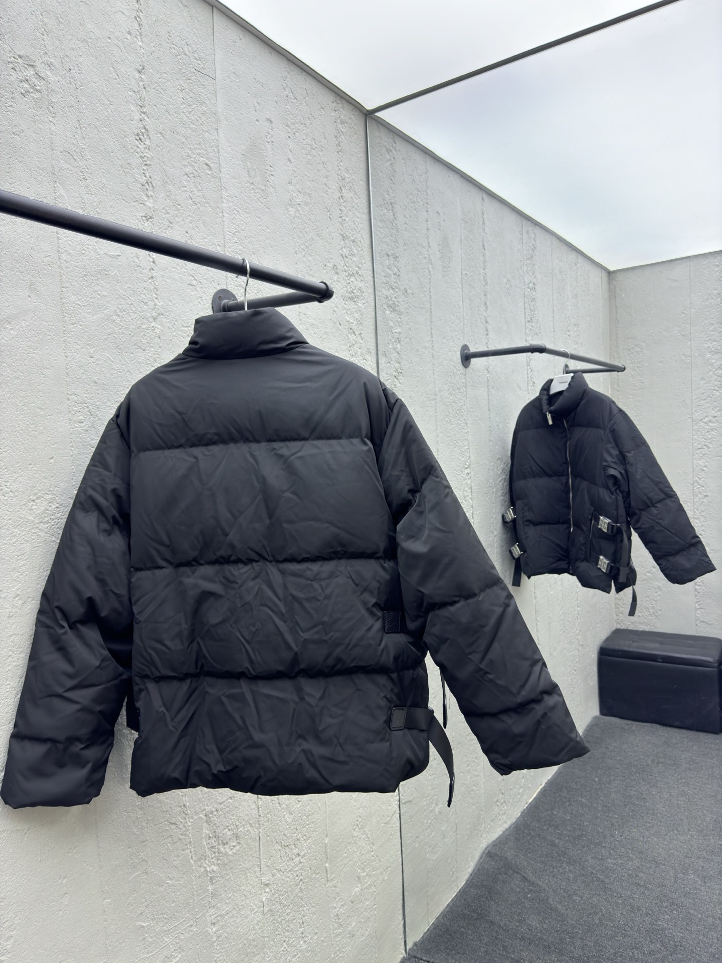 Givenchy 4G搭扣羽绒外套 2