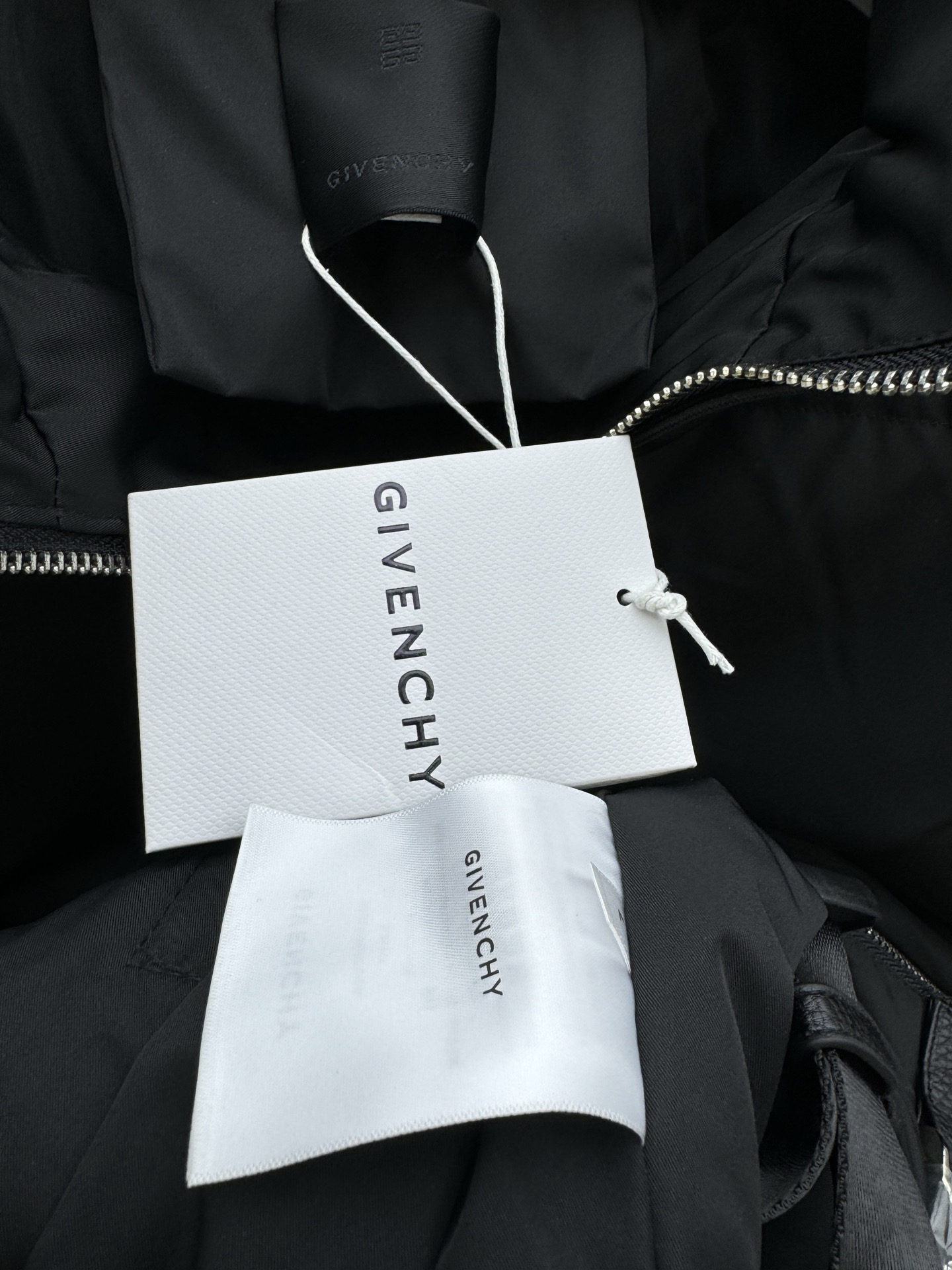 Givenchy 4G搭扣羽绒外套 9