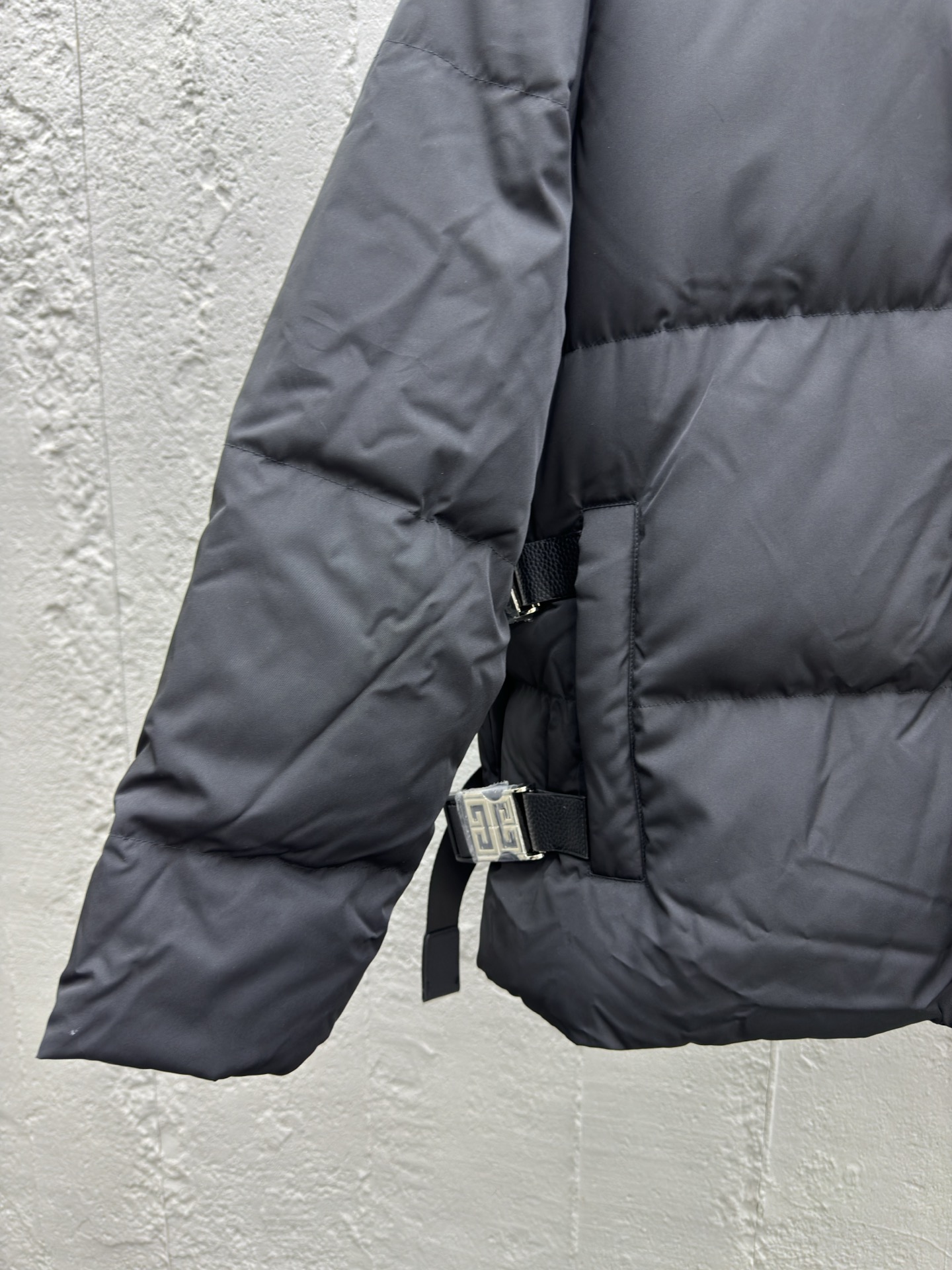 Givenchy 4G搭扣羽绒外套 6