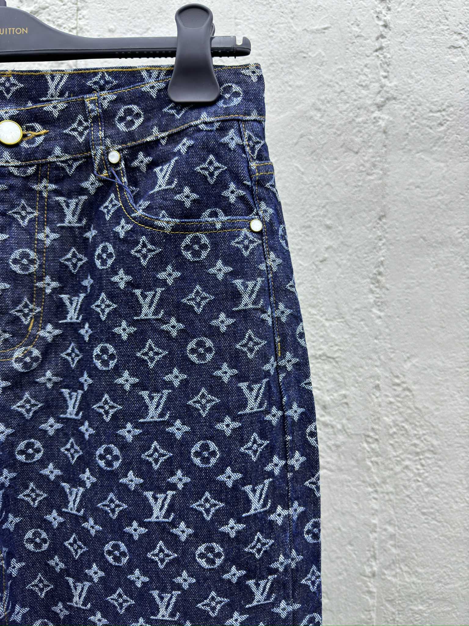 LOUIS VUITTON 珍珠扣提满印牛仔裤 5
