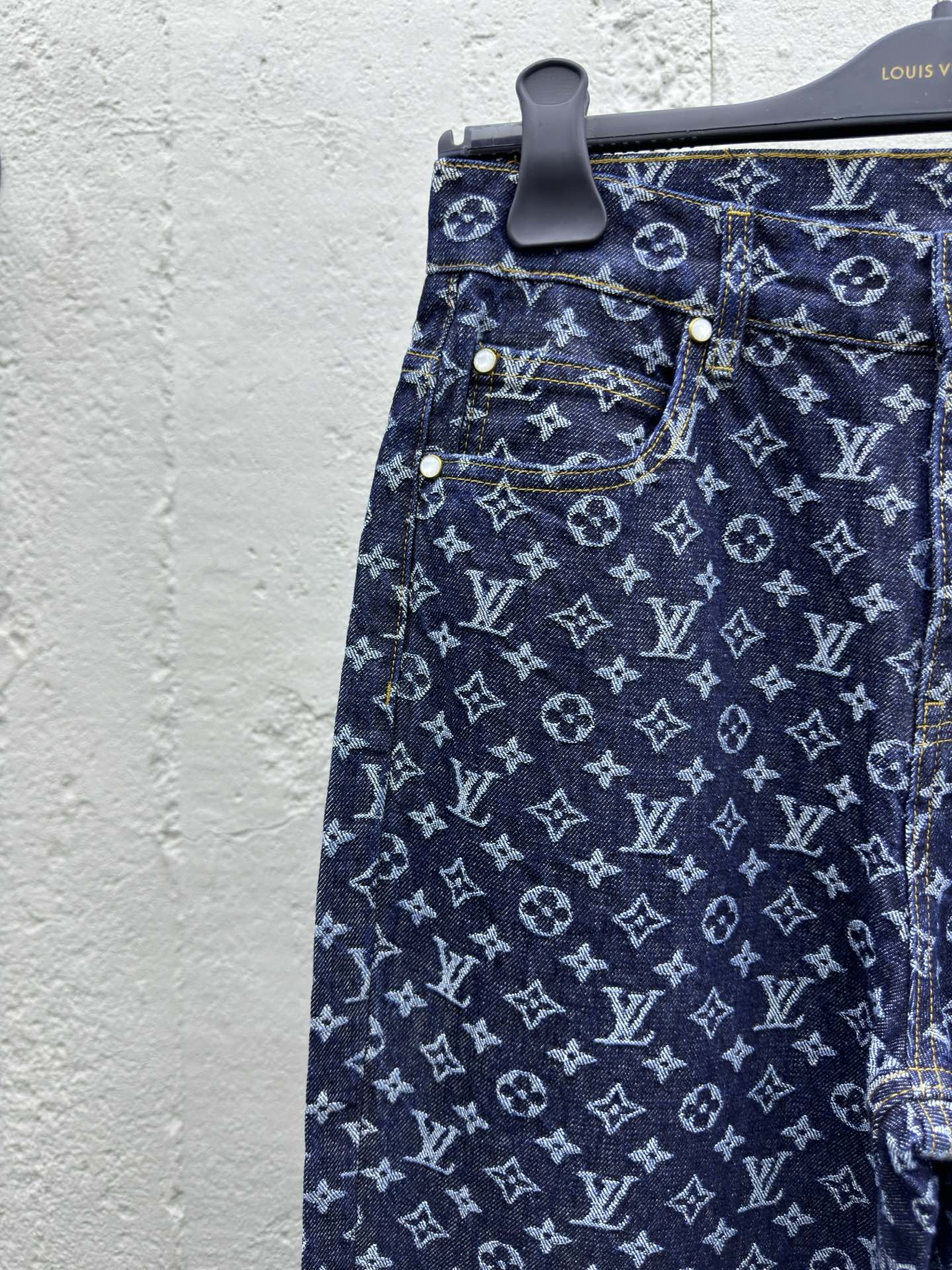 LOUIS VUITTON 珍珠扣提满印牛仔裤 4