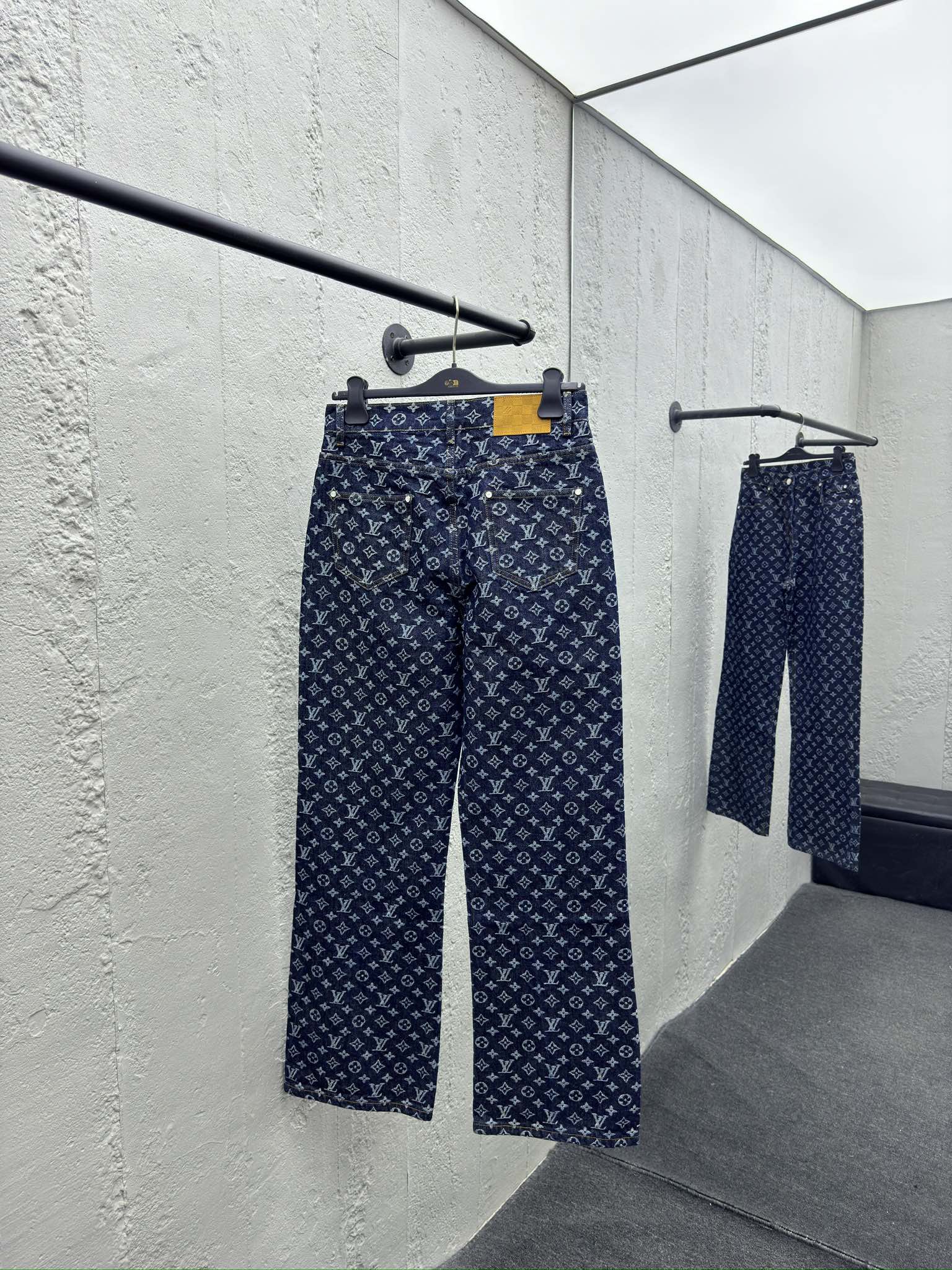 LOUIS VUITTON 珍珠扣提满印牛仔裤 2