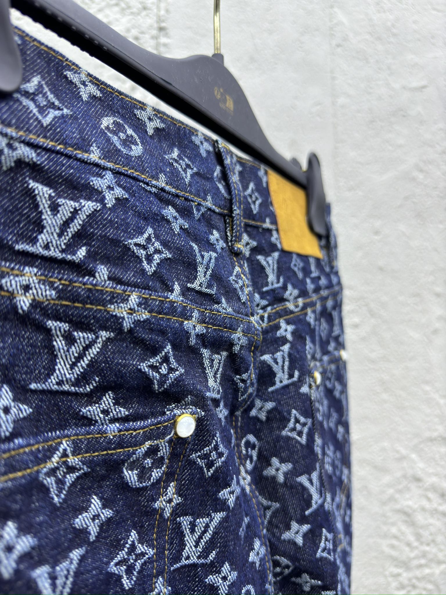 LOUIS VUITTON 珍珠扣提满印牛仔裤 9