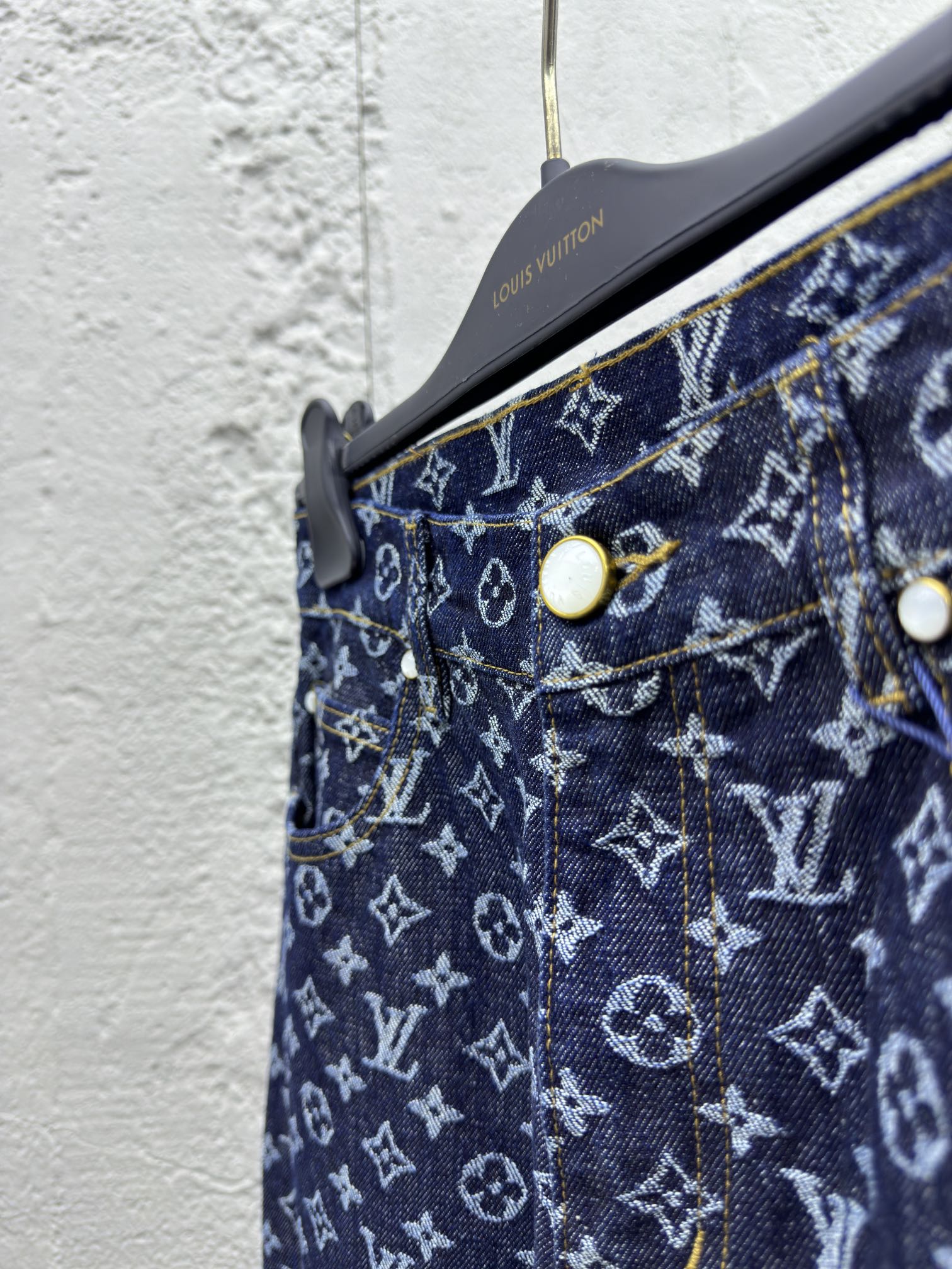 LOUIS VUITTON 珍珠扣提满印牛仔裤 8