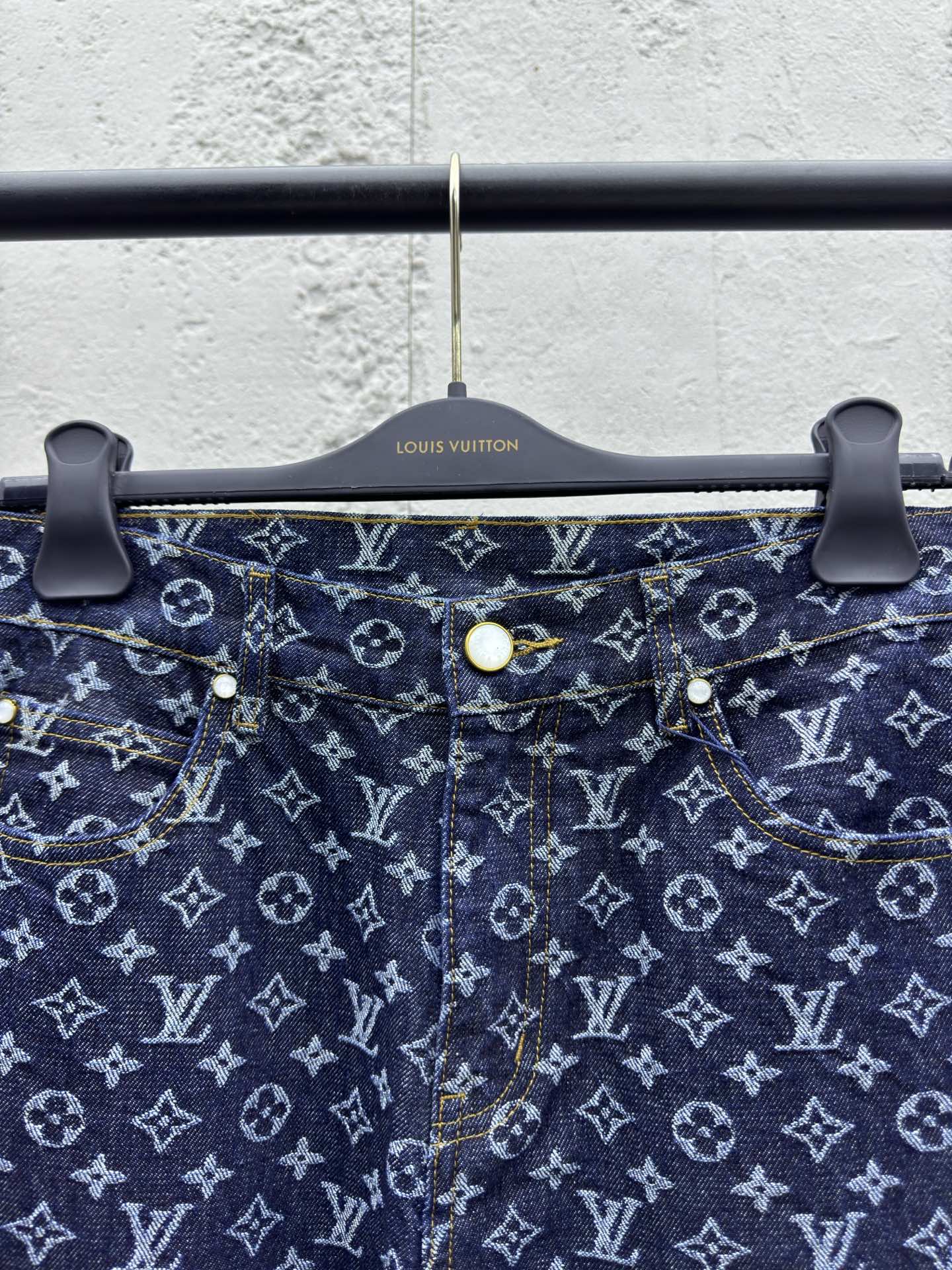 LOUIS VUITTON 珍珠扣提满印牛仔裤 3