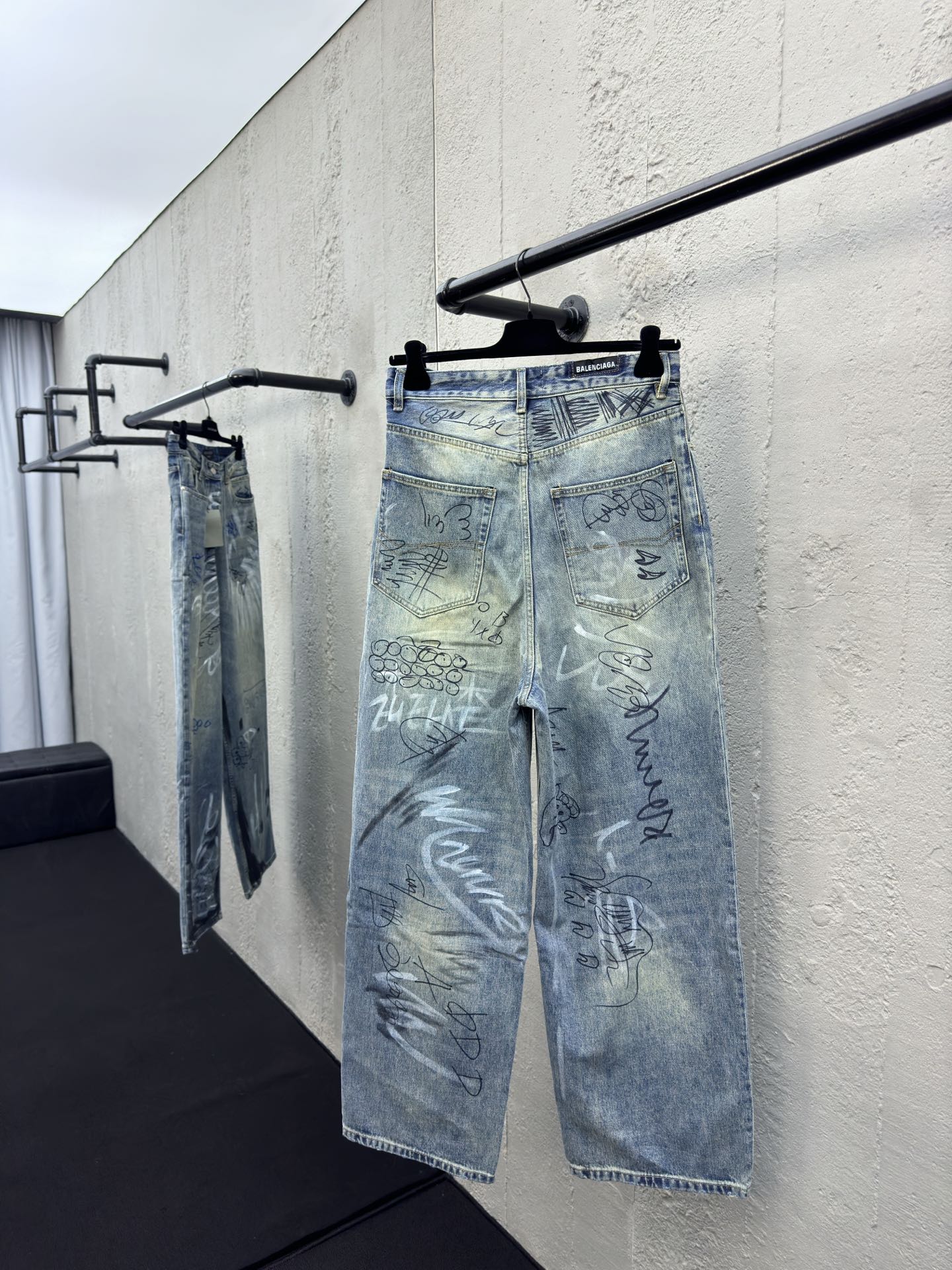 Balenciaga 涂鸦牛仔裤 2