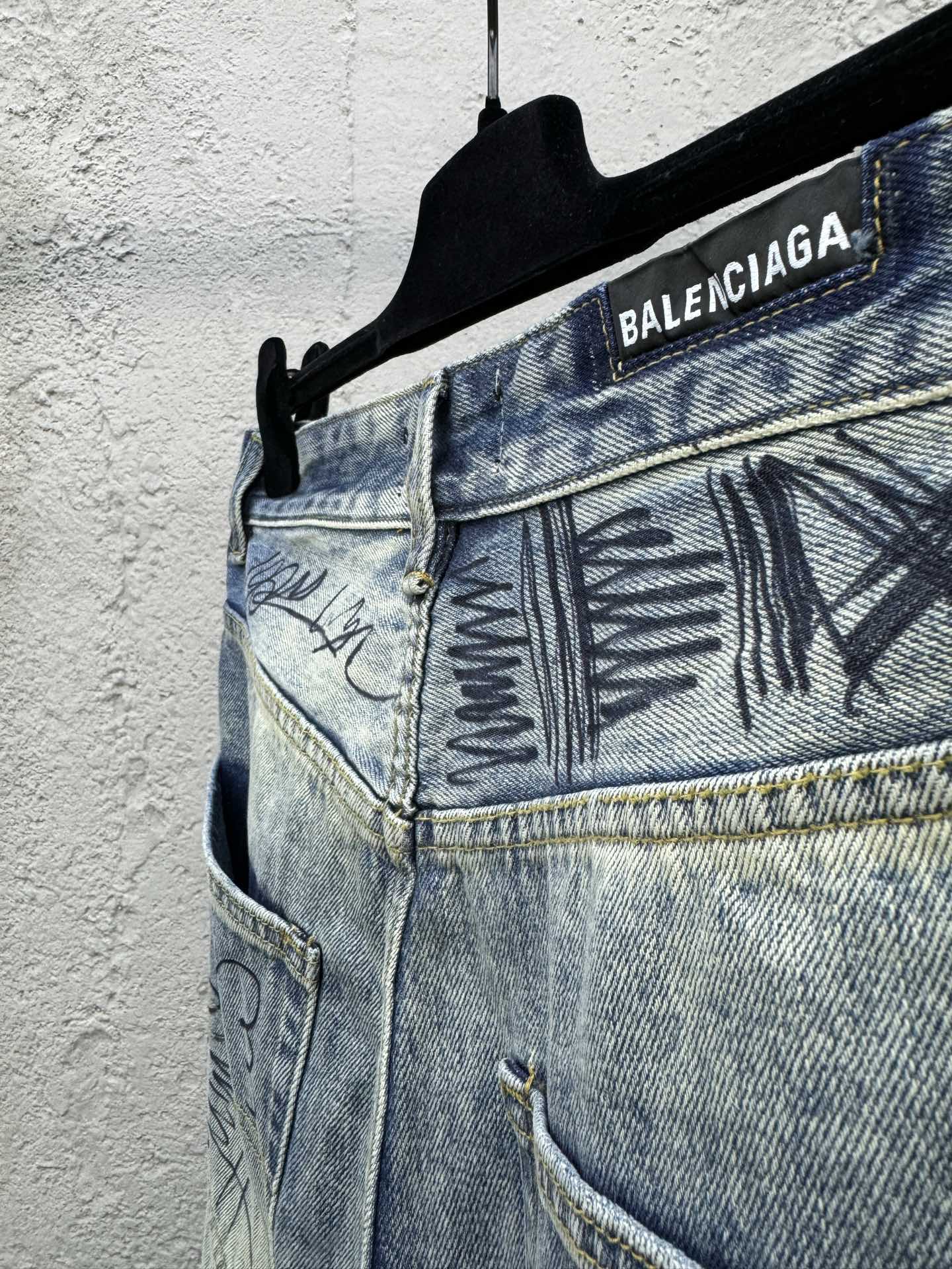 Balenciaga 涂鸦牛仔裤 9