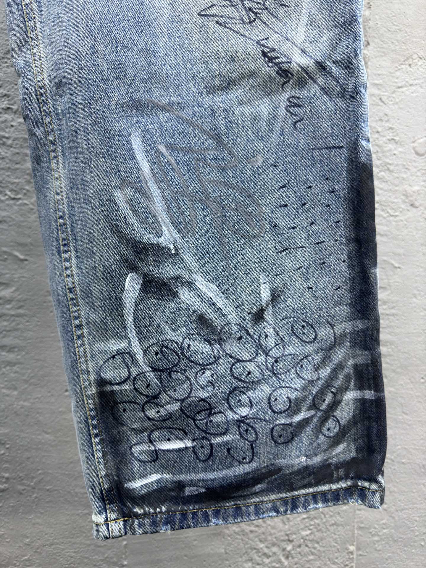 Balenciaga 涂鸦牛仔裤 7