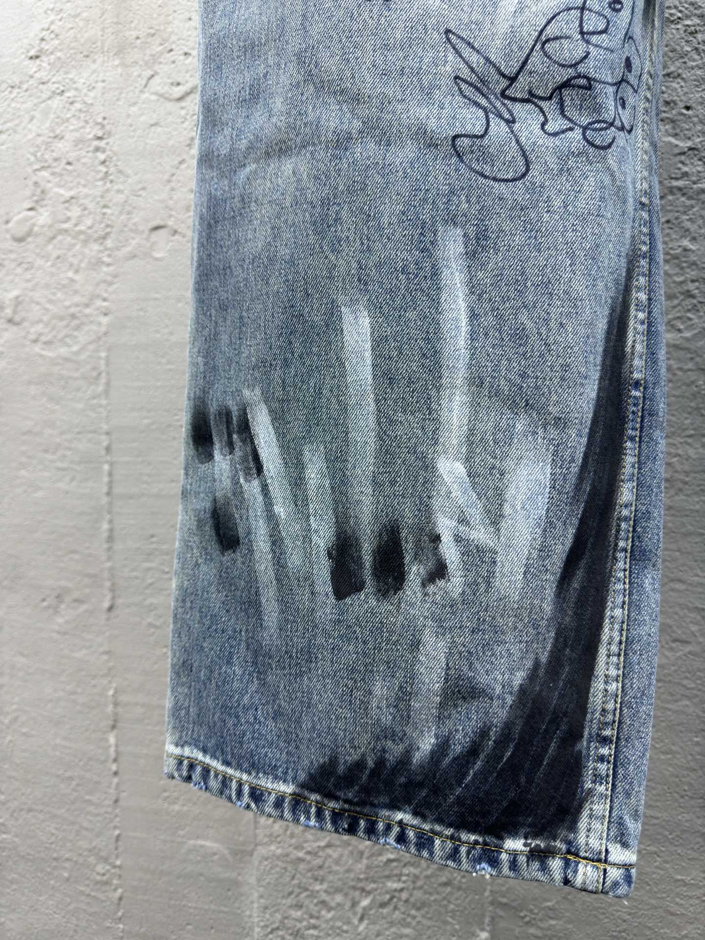 Balenciaga 涂鸦牛仔裤 6