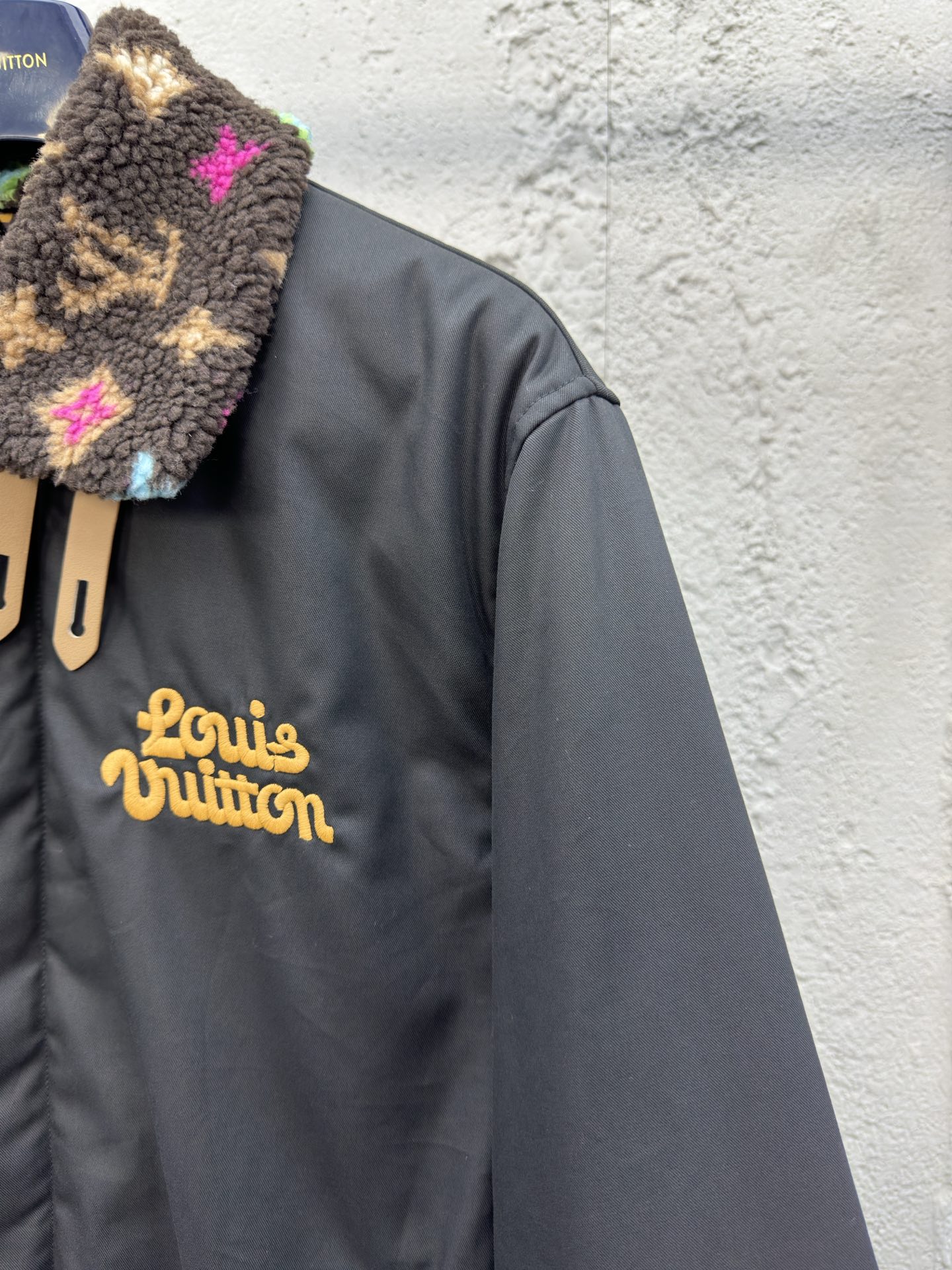 LOUIS VUITTON 彩印毛领夹克外套 5
