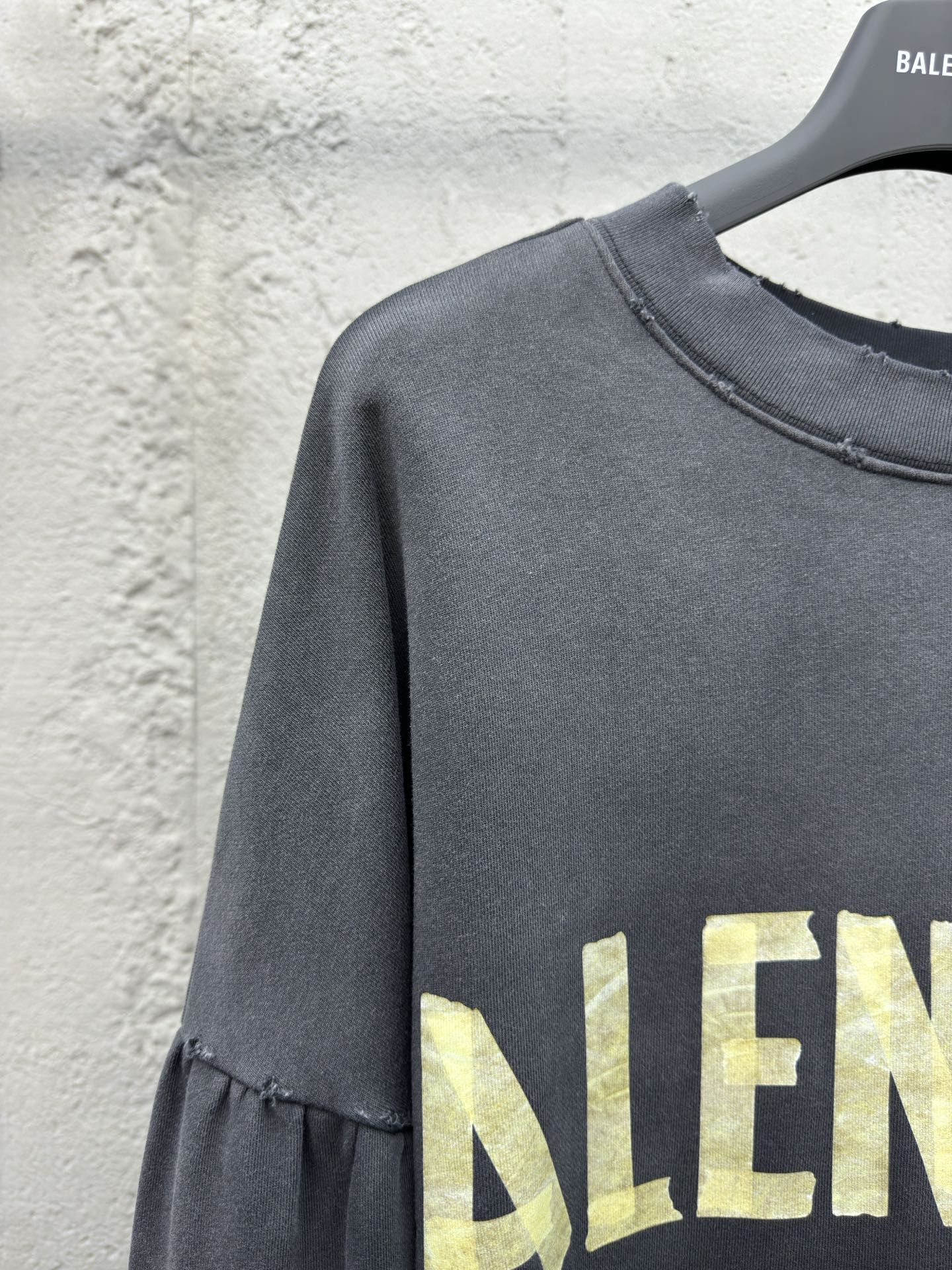 Balenciaga 美纹纸做旧渐变卫衣 4