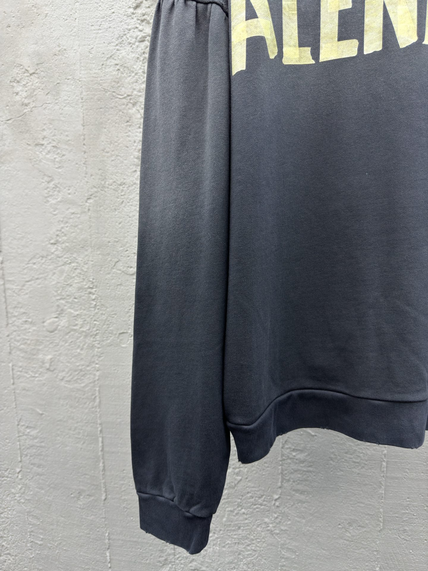 Balenciaga 美纹纸做旧渐变卫衣 6