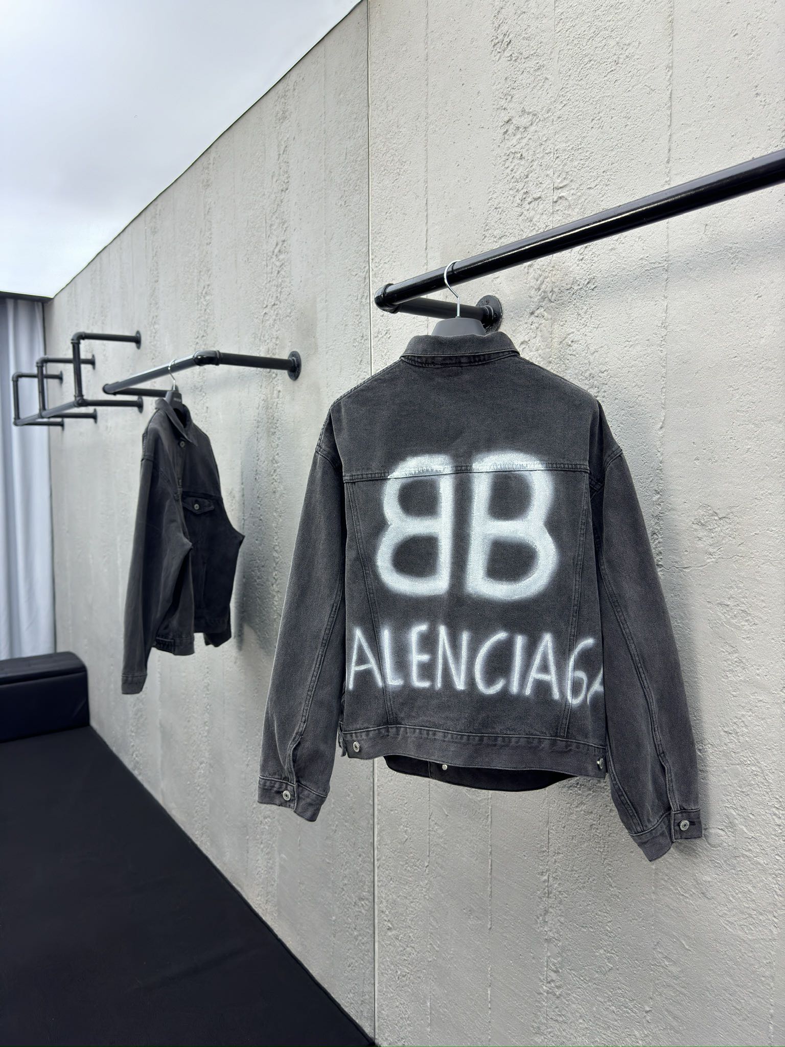 Balenciaga 夜光喷绘双B牛仔外套【荧光效果 2