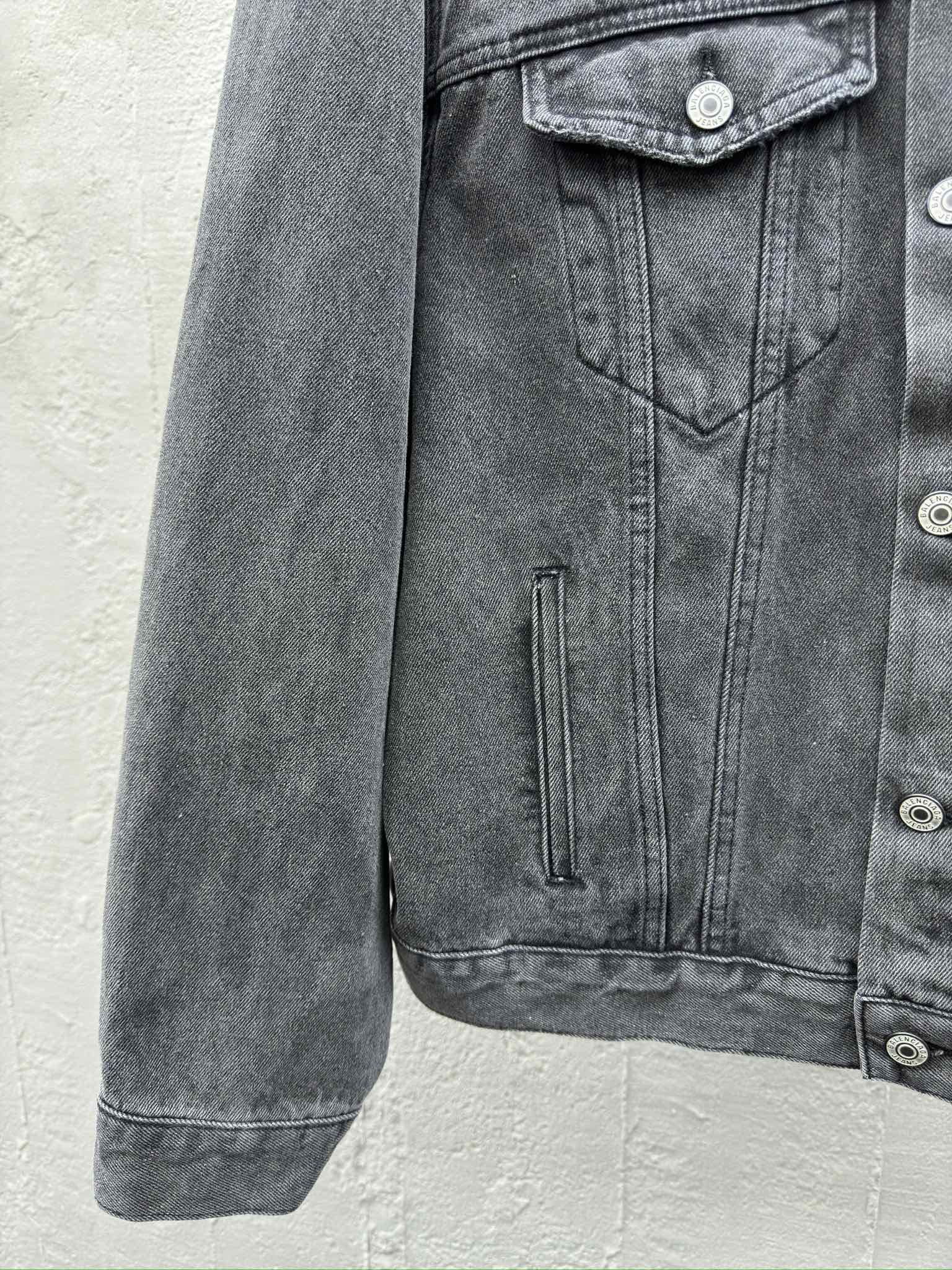 Balenciaga 夜光喷绘双B牛仔外套【荧光效果 6