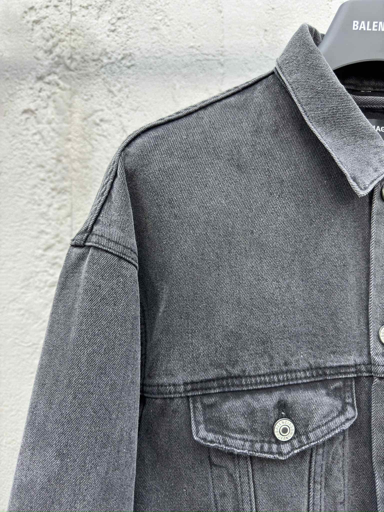 Balenciaga 夜光喷绘双B牛仔外套【荧光效果 4