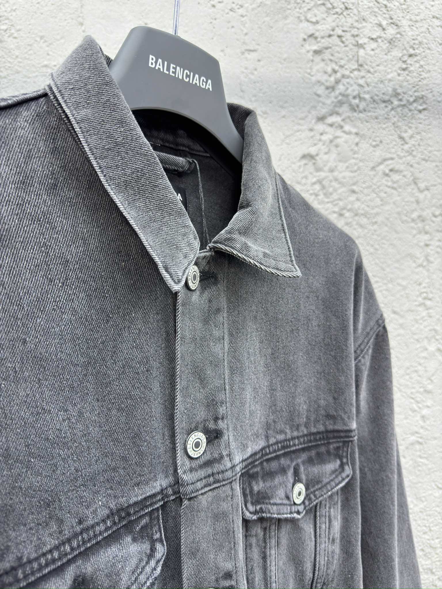 Balenciaga 夜光喷绘双B牛仔外套【荧光效果 8
