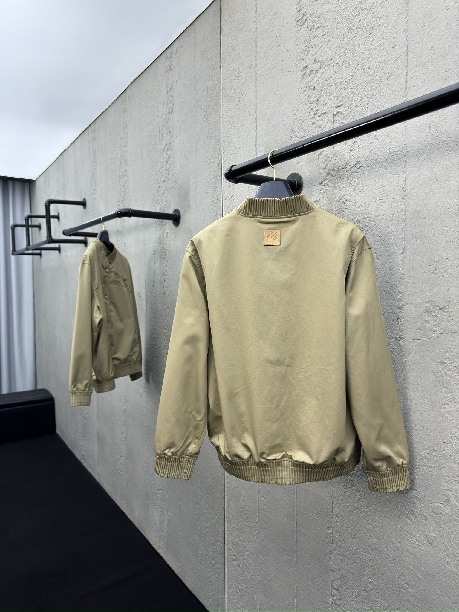 LOUIS VUITTON 斜纹标识刺绣飞行员夹克外套 2