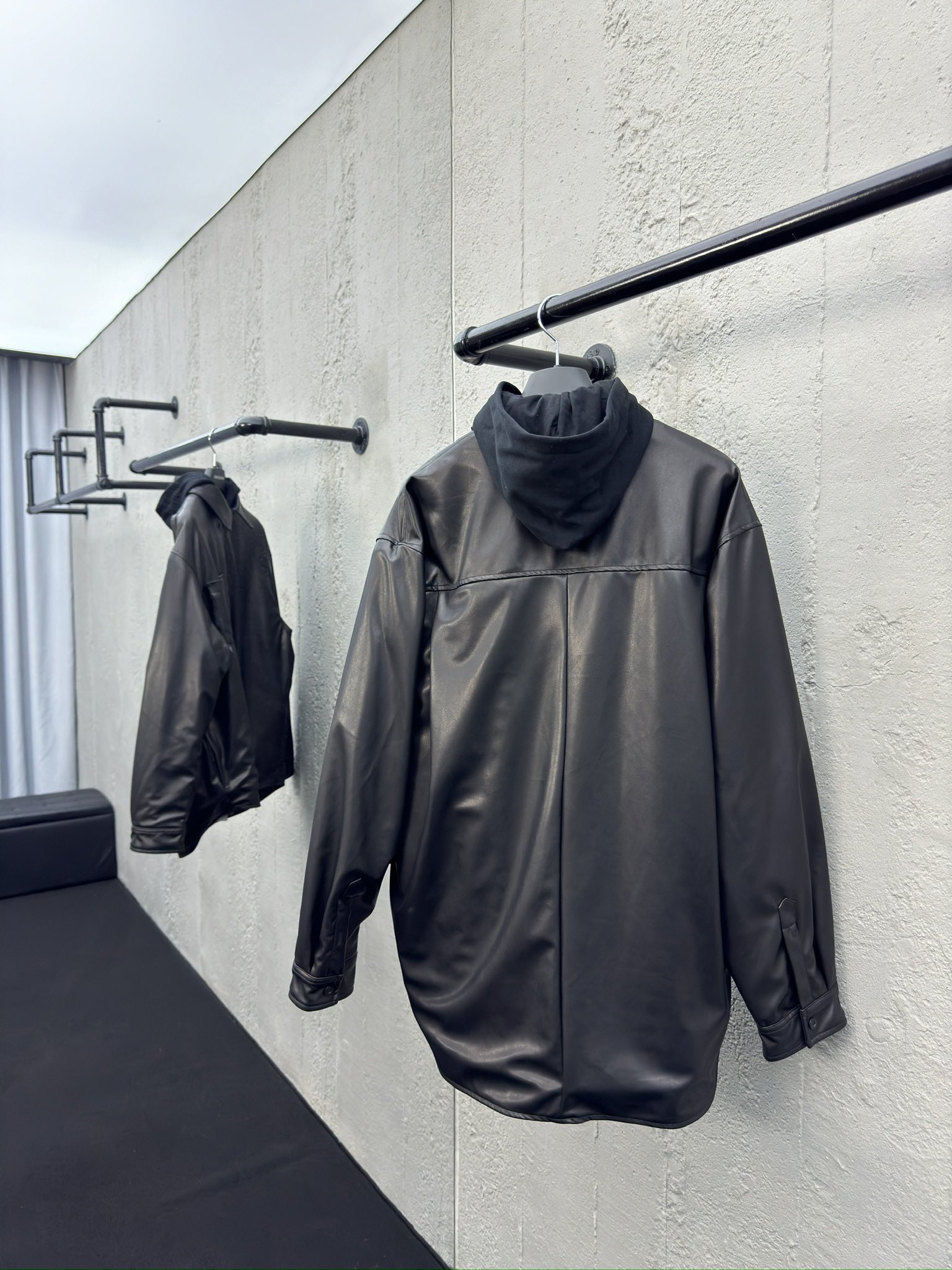 Balenciaga 派克兜帽皮衣 2