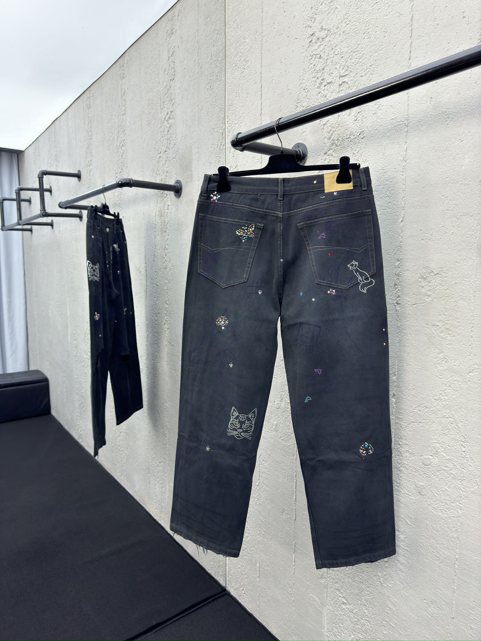 Balenciaga 水钻破洞牛仔裤 2