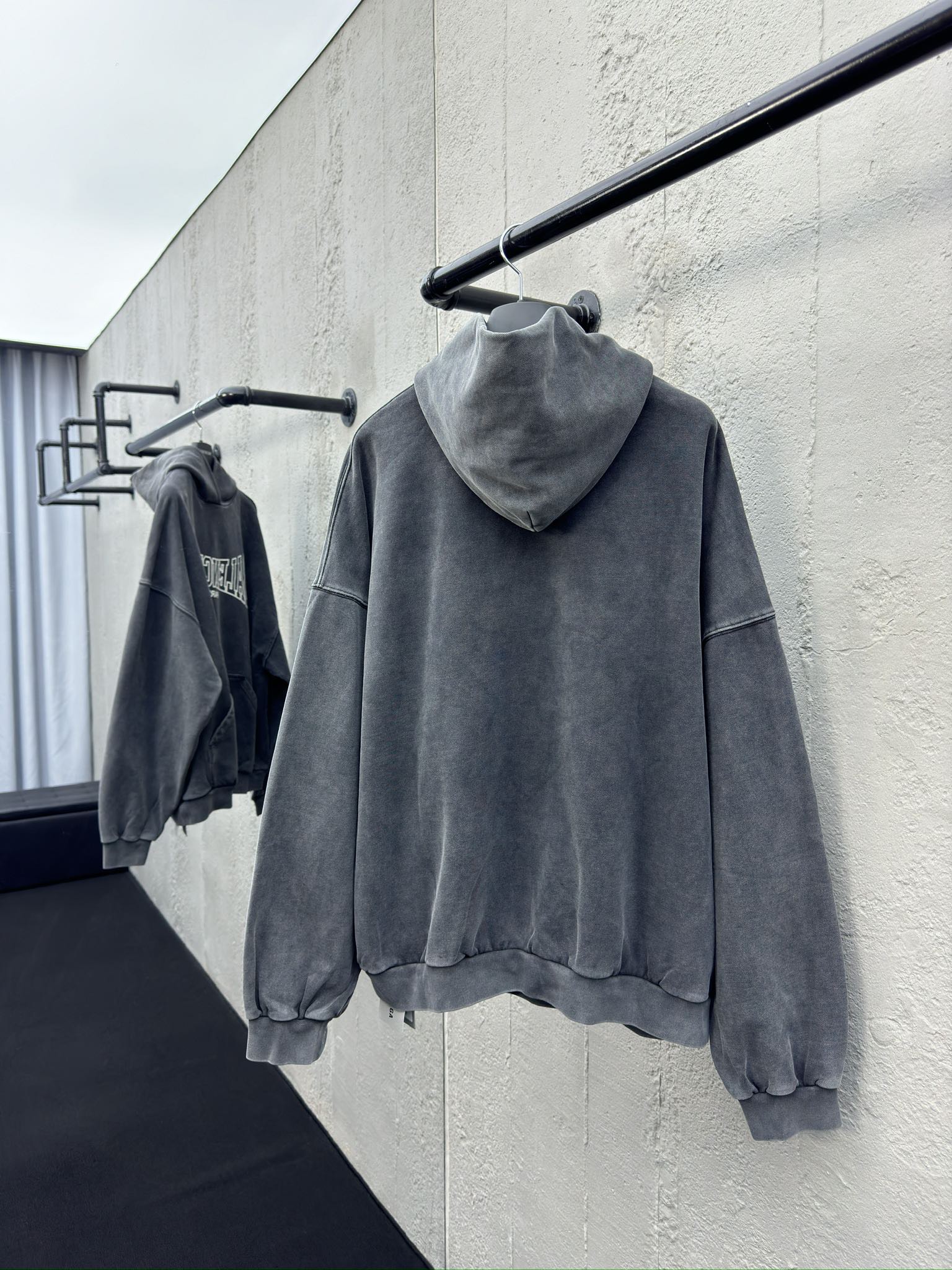 Balenciaga 纹裂开裂字母连帽卫衣 2