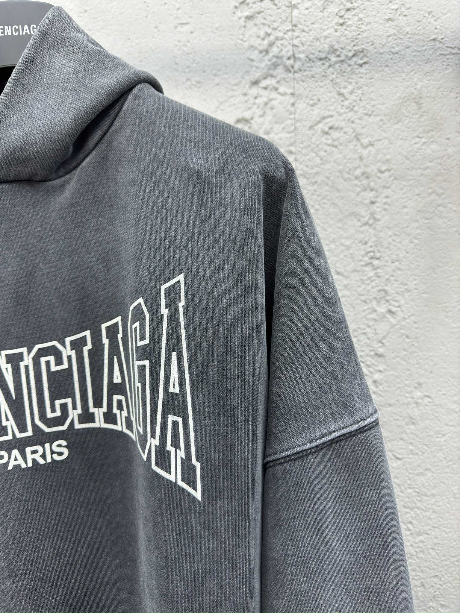 Balenciaga 纹裂开裂字母连帽卫衣 5