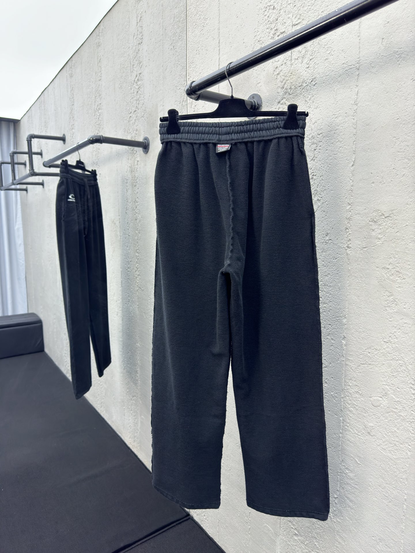 Balenciaga 反穿圆环刺绣字母长裤 2