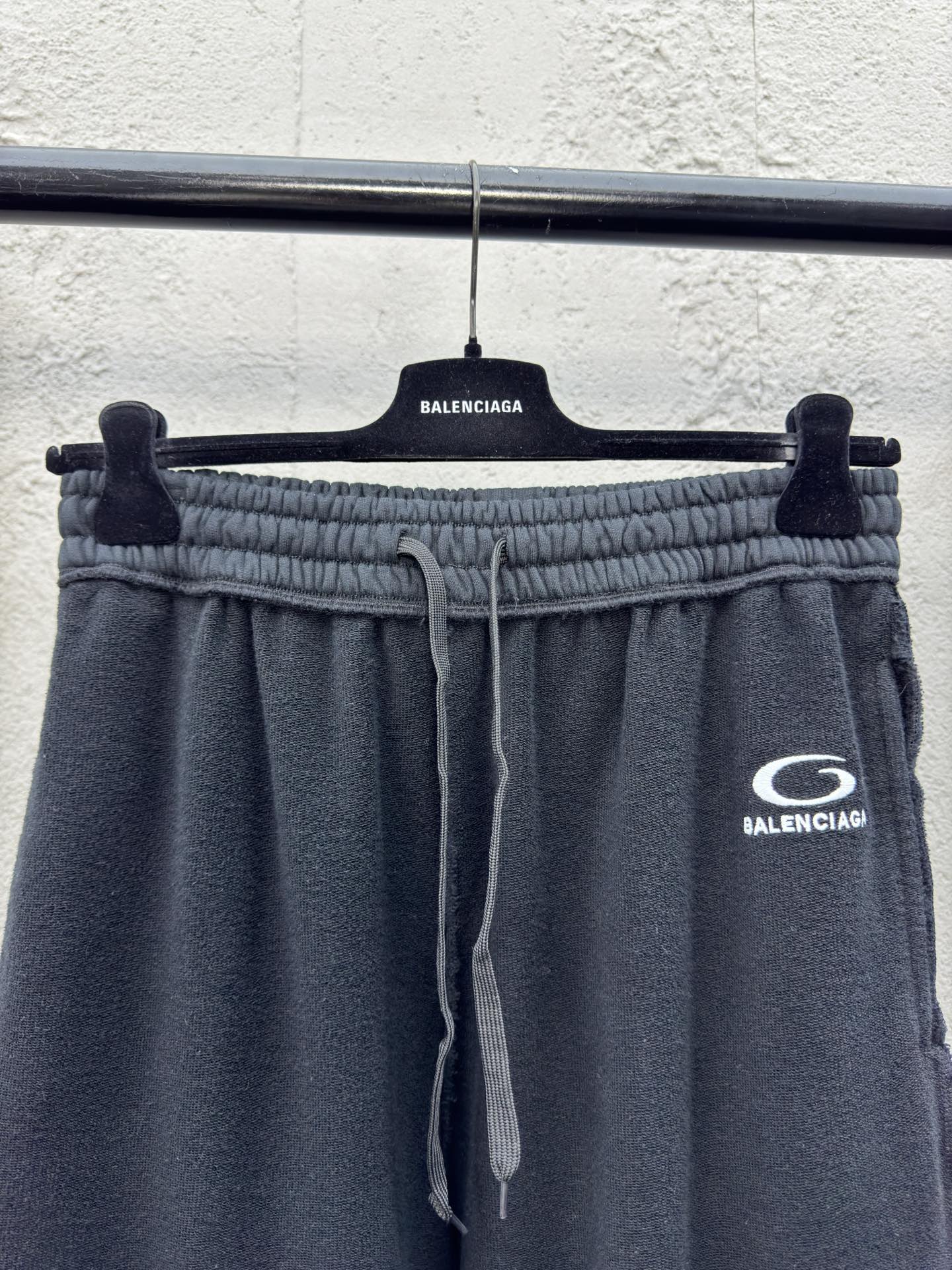 Balenciaga 反穿圆环刺绣字母长裤 3