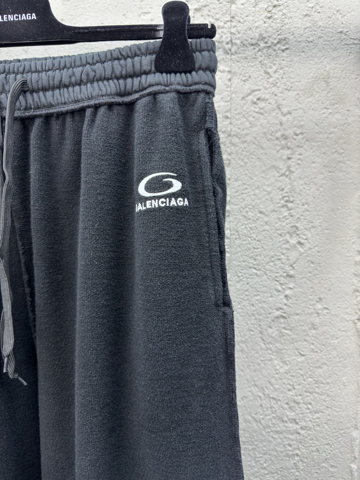 Balenciaga 反穿圆环刺绣字母长裤 5