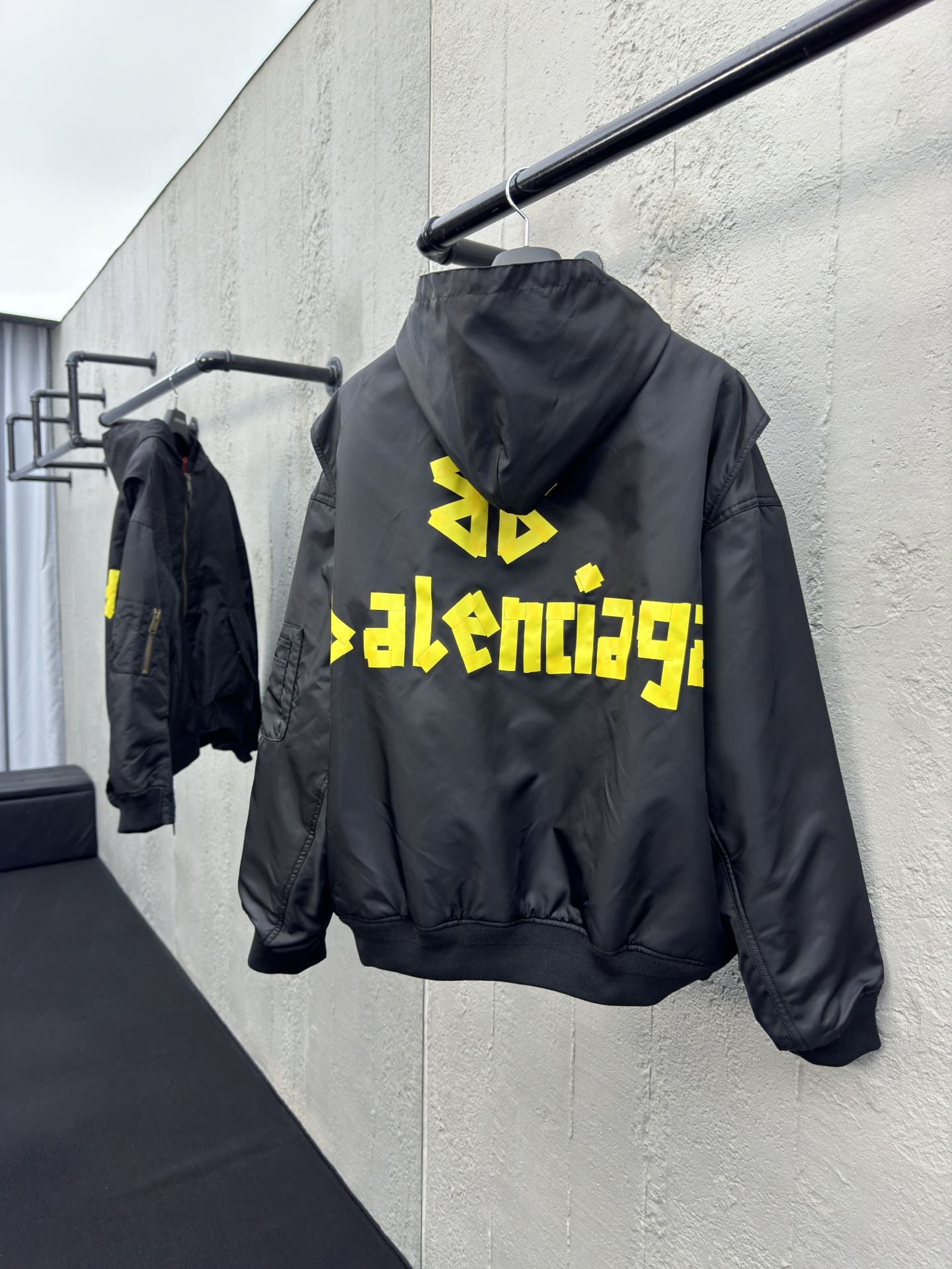 Balenciaga 美纹纸胶带飞行员棉服外套 2