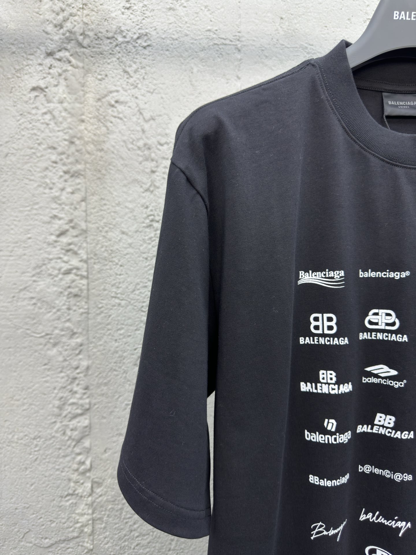 Balenciaga 前后满印LOGO印花短袖 4