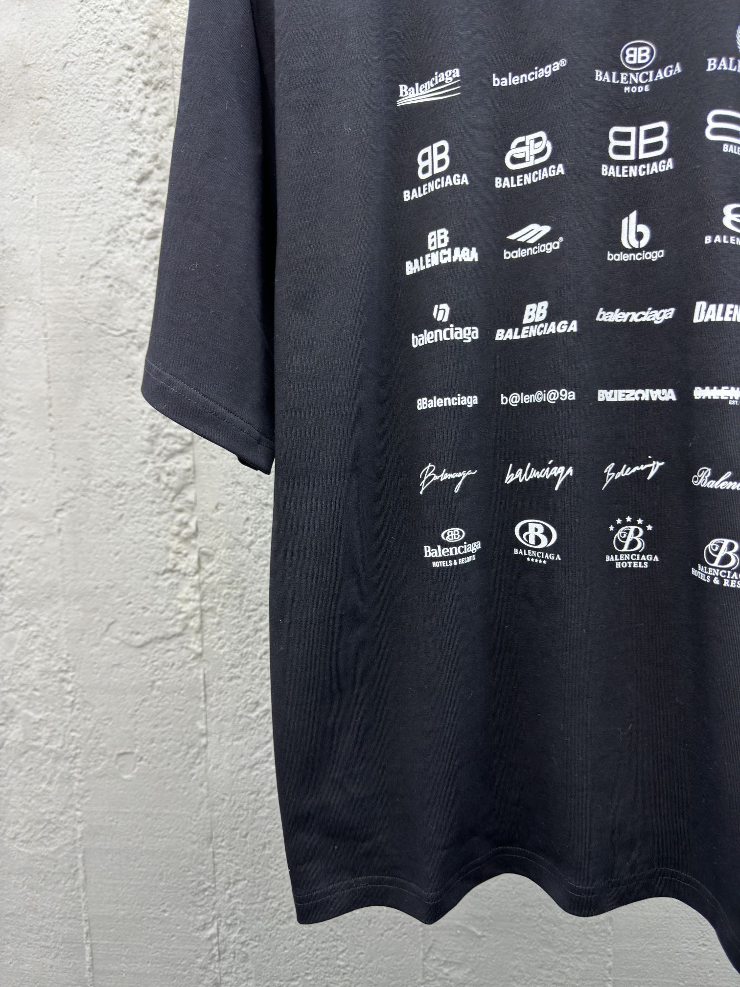Balenciaga 前后满印LOGO印花短袖 6