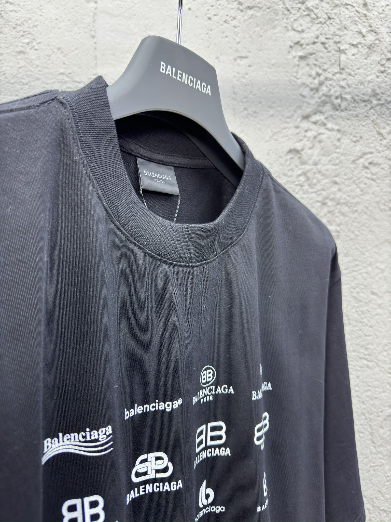 Balenciaga 前后满印LOGO印花短袖 8