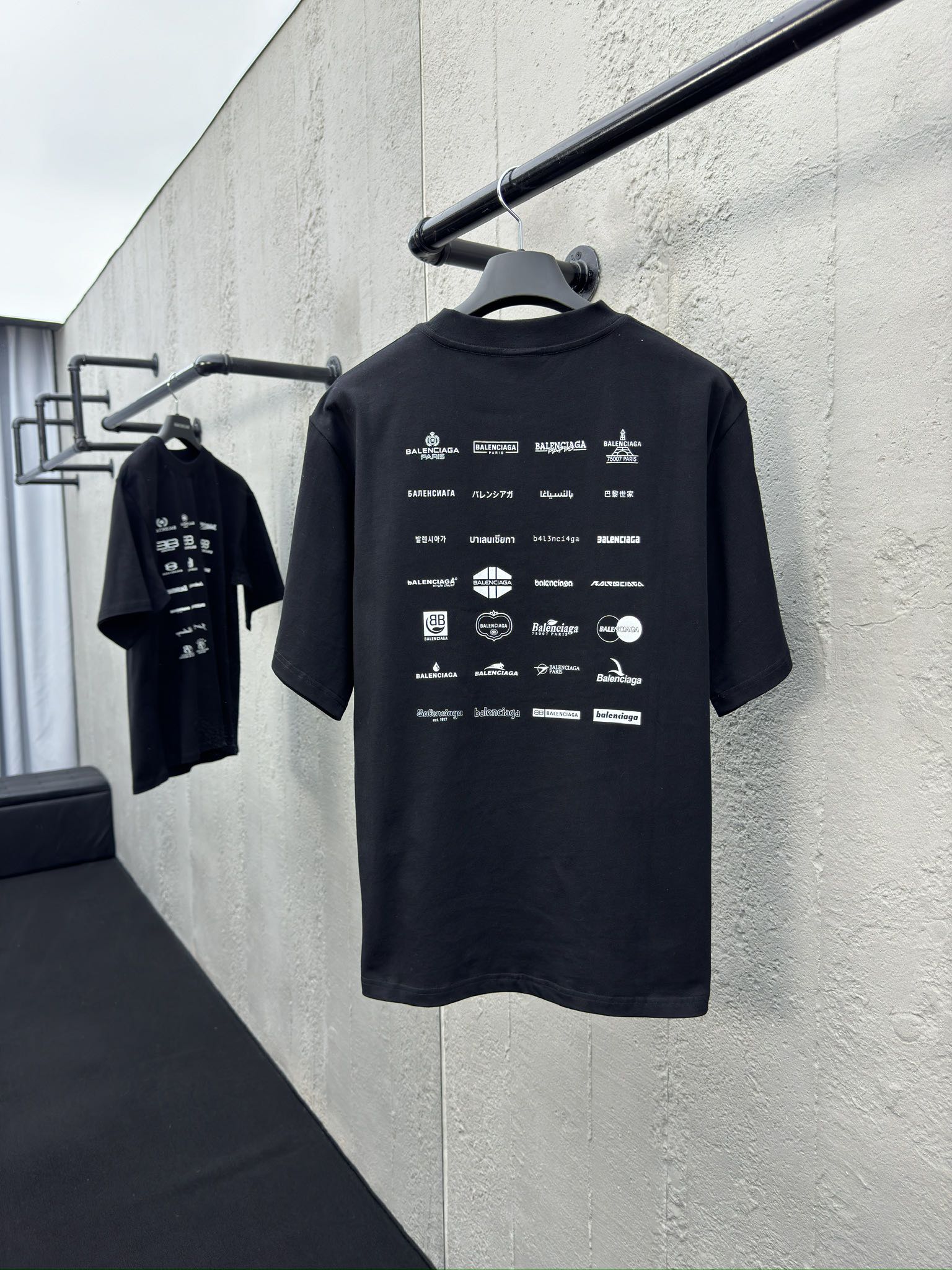 Balenciaga 前后满印LOGO印花短袖 2