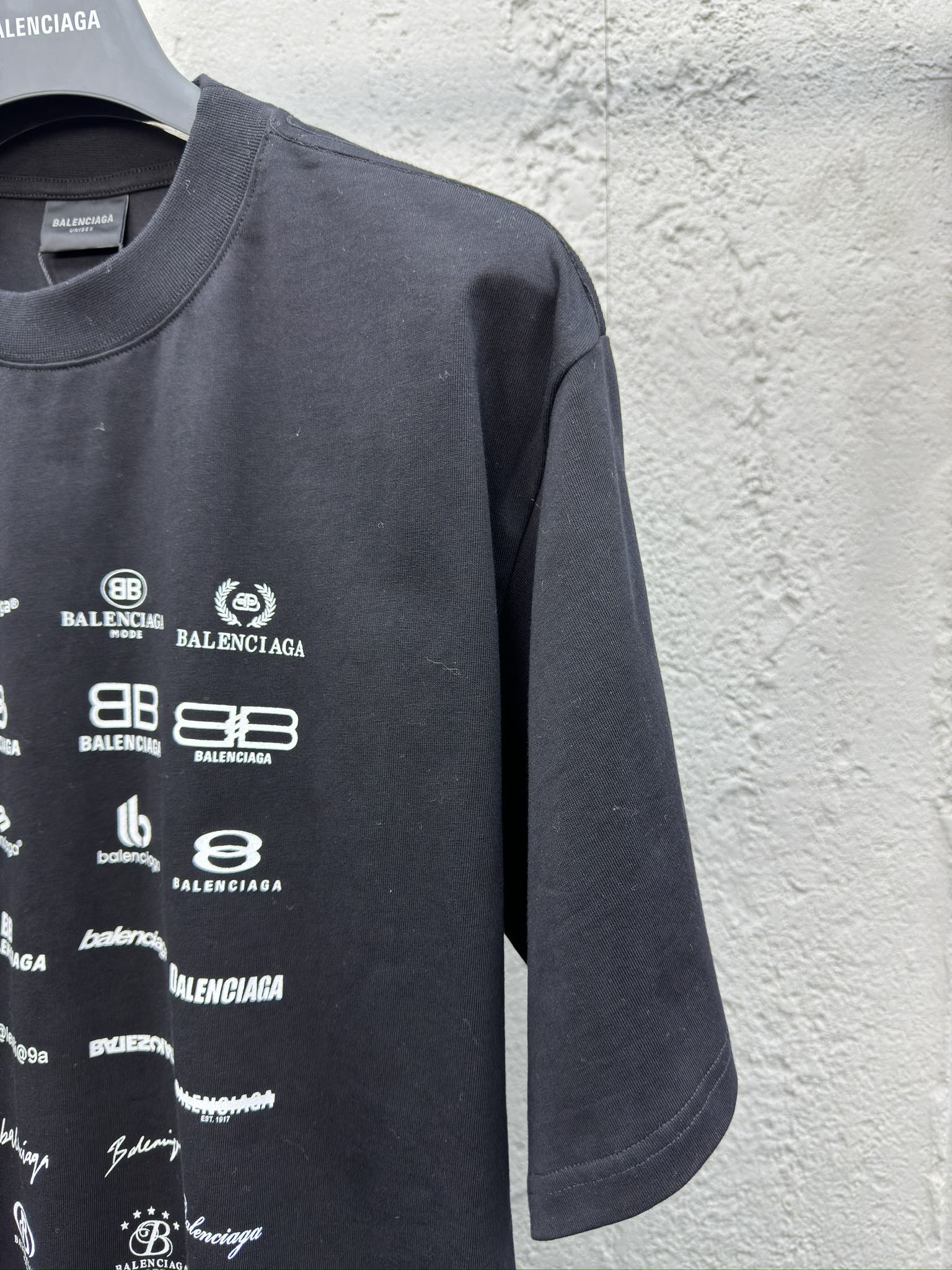 Balenciaga 前后满印LOGO印花短袖 5